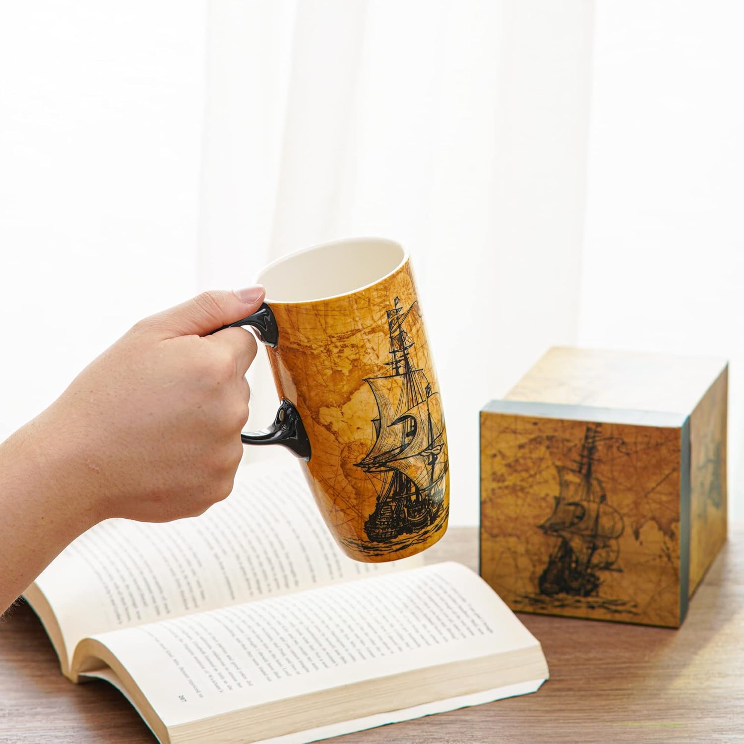 DUSVALLY Taza de cerámica taza de café de viaje taza de café de porcelana con tapa a prueba de derrames y caja de regalo, 17 onzas