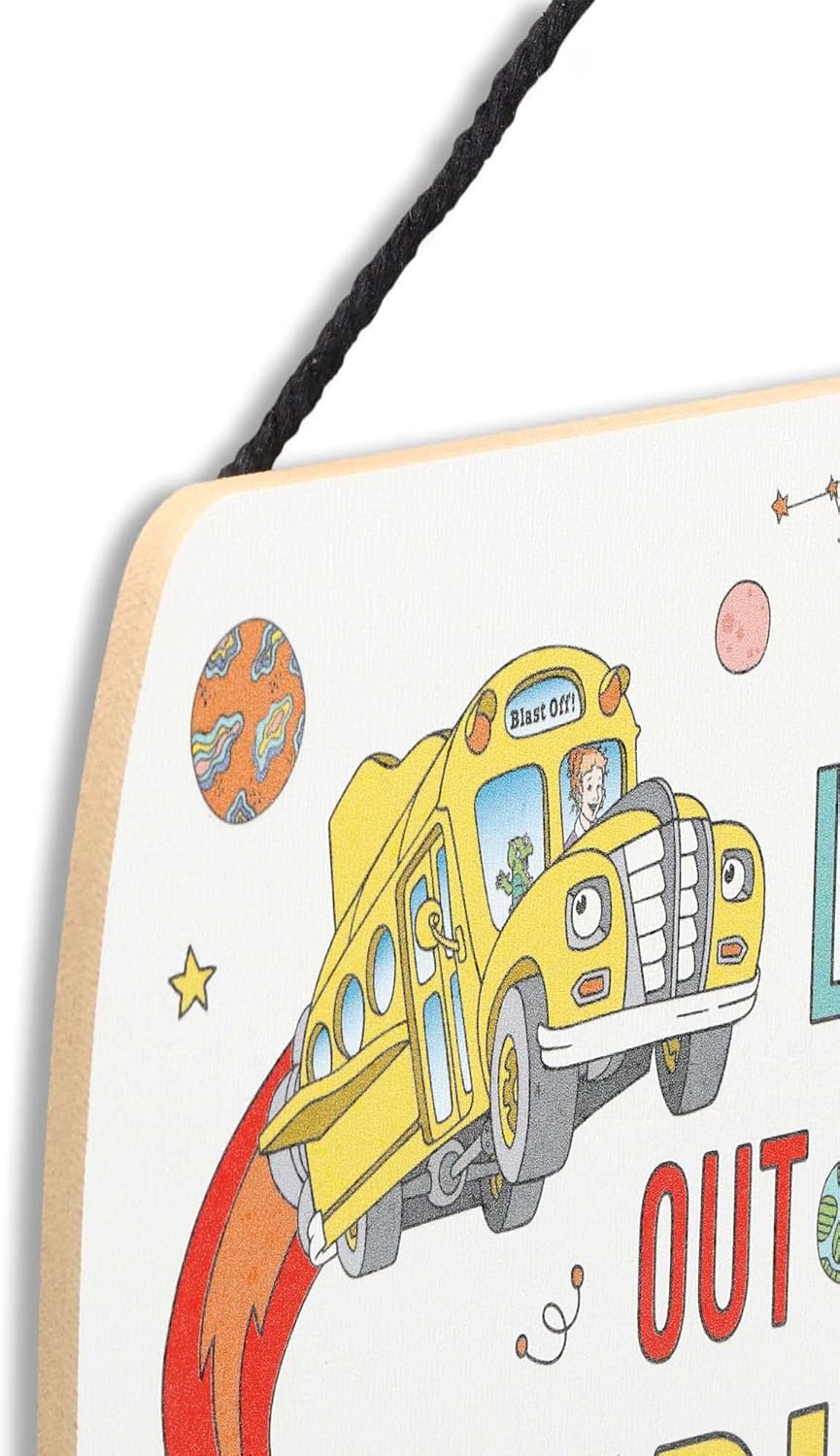 Open Road Brands Scholastic The Magic School Bus Let’s Explore – Decoración colgante de pared de madera, divertido letrero mágico de autobús escolar