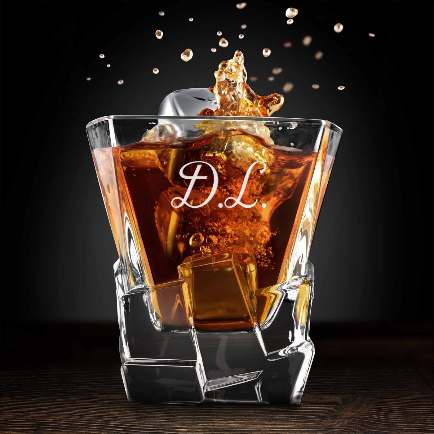 Maverton Decantador de whisky personalizado y 4 vasos para hombre – Elegante juego de whisky con grabado – Modelo de cubitos de hielo – Elegante