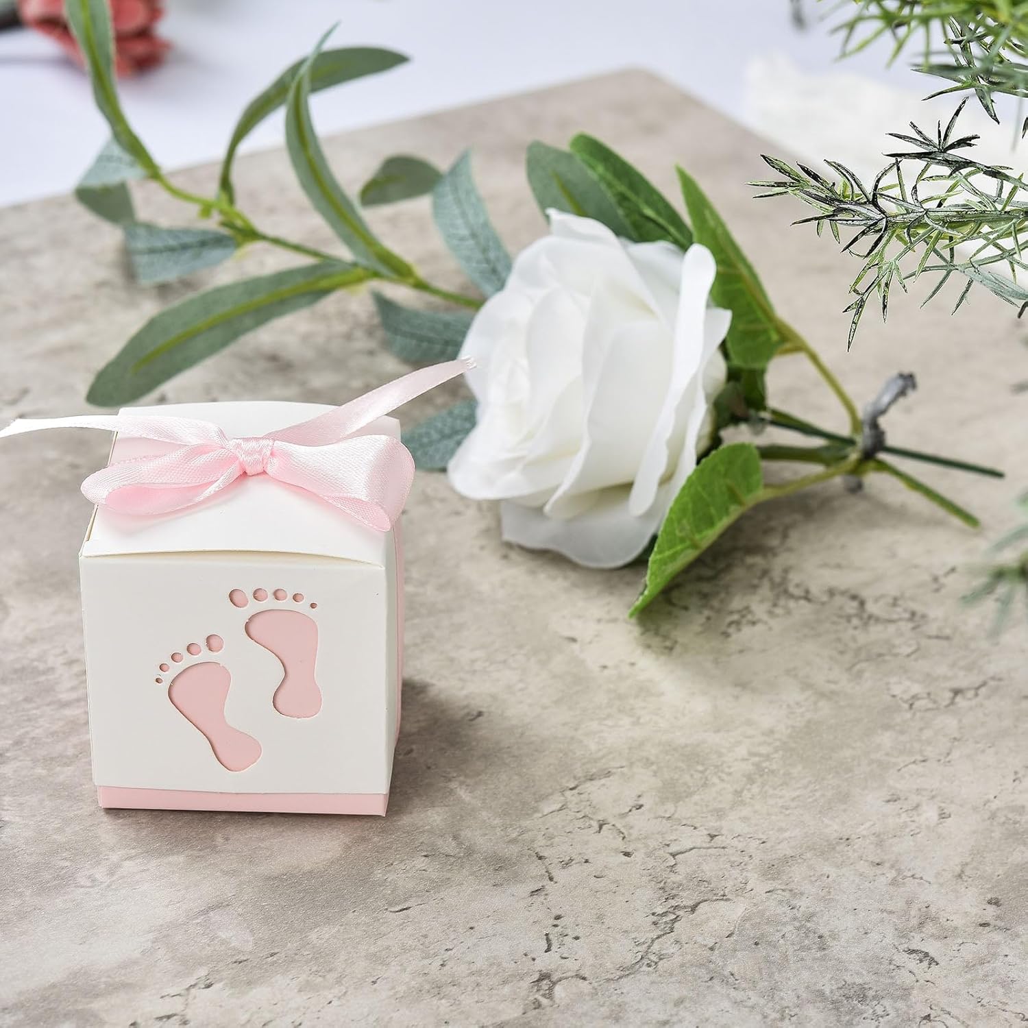 Efavormart – Paquete de 25 cajas de dulces con cintas de huellas de bebé recién nacido de 2.5 x 2.5 pulgadas, cajas de regalo rosas para baby shower