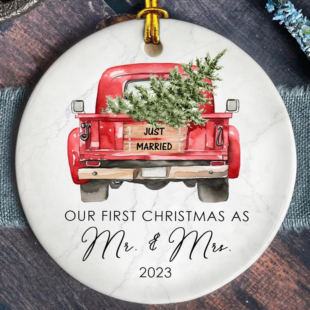 Adorno de camión de cerámica con texto en inglés “Our First Christmas As Mr & Mrs 2023”, decoración roja clásica para árbol de Navidad, casados