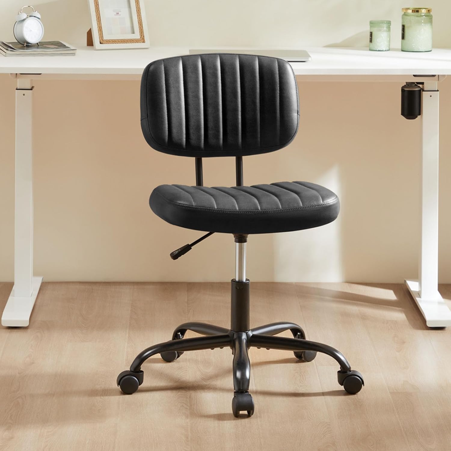 Sweetcrispy Silla pequeña de escritorio de oficina con ruedas y soporte lumbar, cómoda silla giratoria de piel sintética con ruedas y soporte