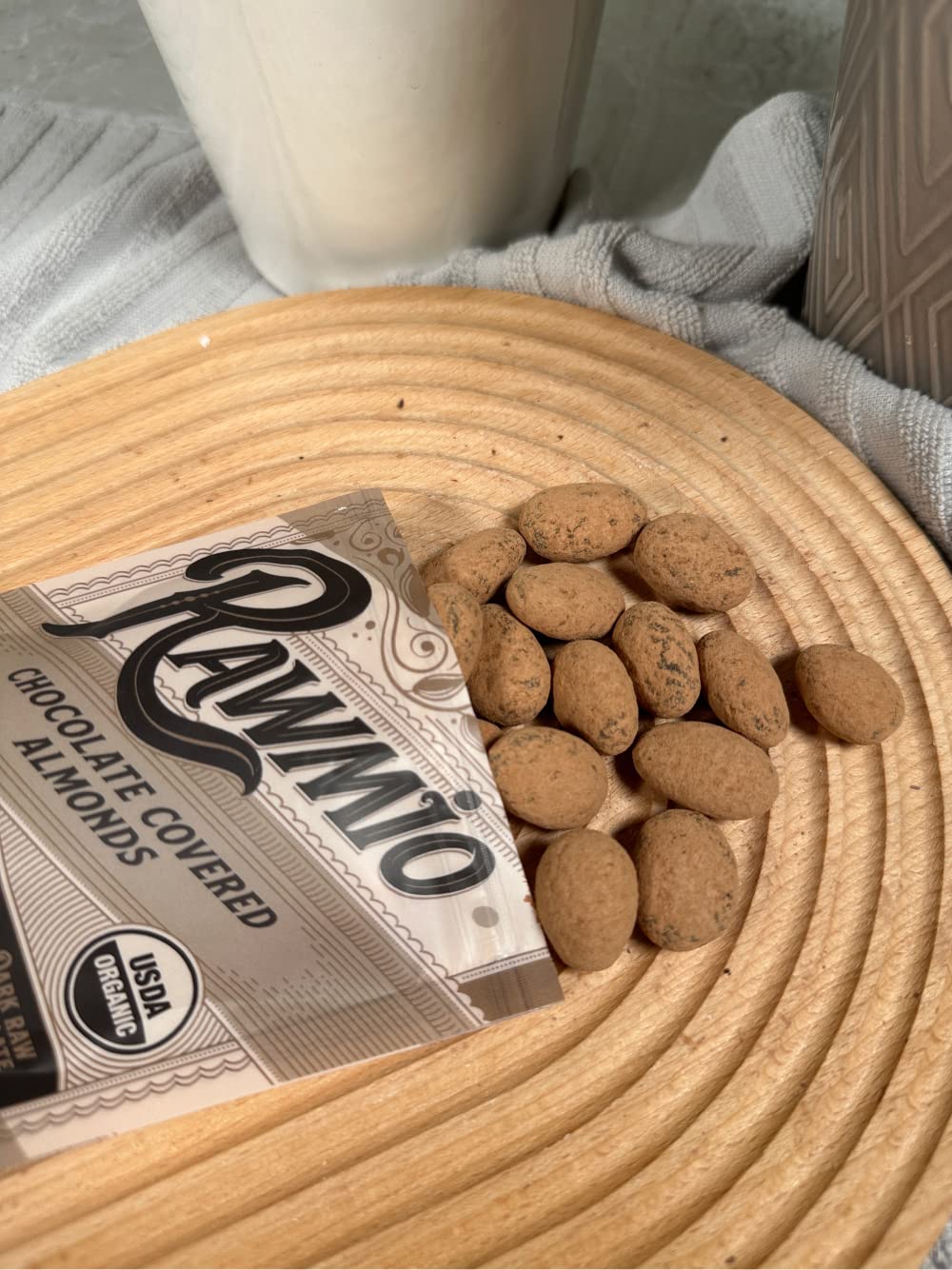 Rawmio Almendras cubiertas de chocolate – Orgánicas, crudas, veganas, 70% chocolate negro, 2 paquetes, 2 onzas.