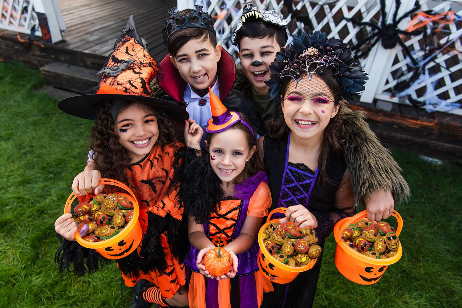 Amigos de calabaza de Halloween, rellenos de bolsas de fiesta de truco o trato, envueltos individualmente en láminas de diseño de cara de calabaza