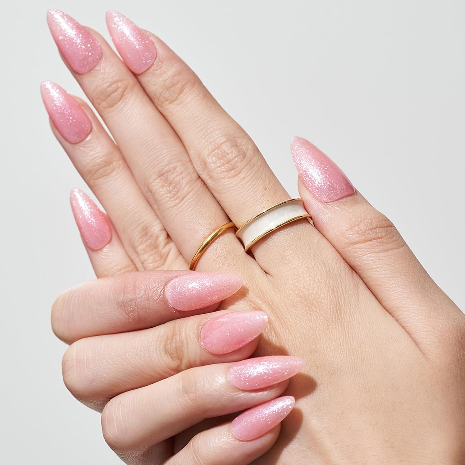 GLAMERMAID Uñas postizas a presión de almendra medianas, hechas a mano con purpurina plateada con esmalte de uñas rosa claro, pegamento en las uñas,