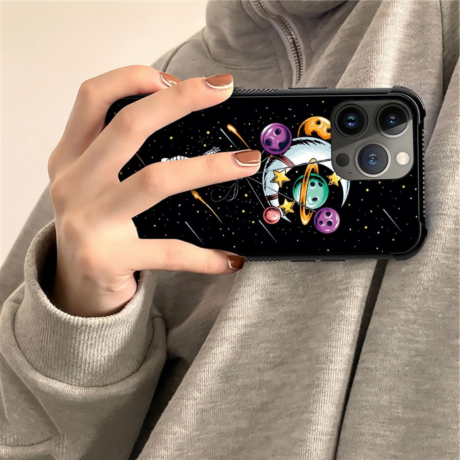 ZHEGAILIAN Funda compatible con iPhone 15 Pro Max, funda de astronauta sosteniendo un planeta de globo, parte trasera de vidrio templado + funda