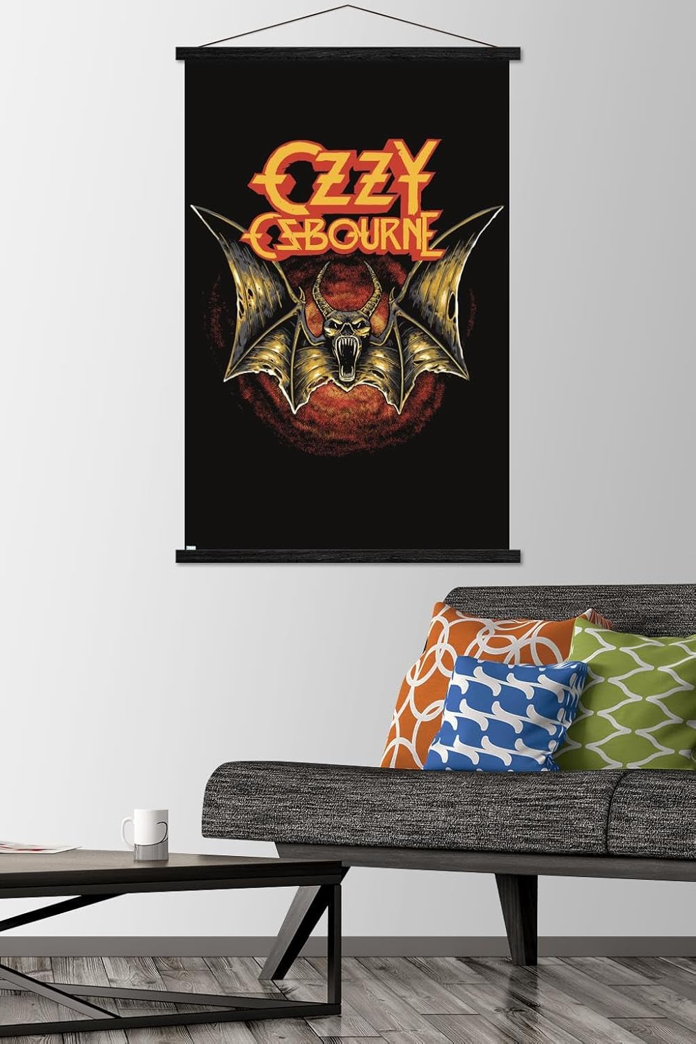 Trends International Ozzy Osbourne – Póster de pared con logotipo de murciélago, 22.37 x 34.00 pulgadas, paquete de impresión premium y colgador