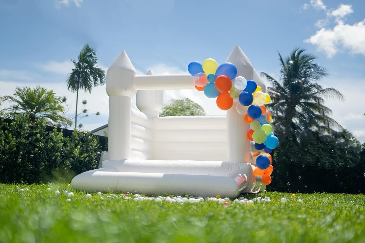 Casa de rebote blanca con soplador de aire, 8 pulgadas de largo x 10 pulgadas de ancho, castillo animoso para patio trasero del hogar, adecuado para
