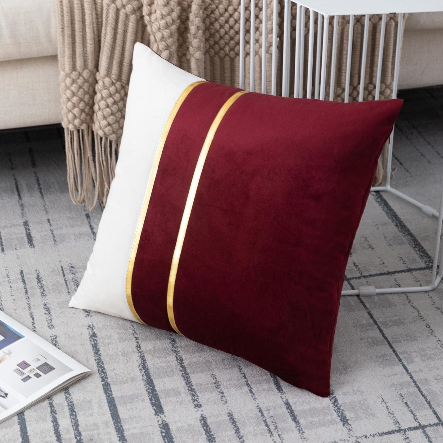 ZLINA Juego de 2 fundas de almohada decorativas de terciopelo rojo y blanco con retazos de cuero dorado de 16 x 16 pulgadas, fundas de cojín