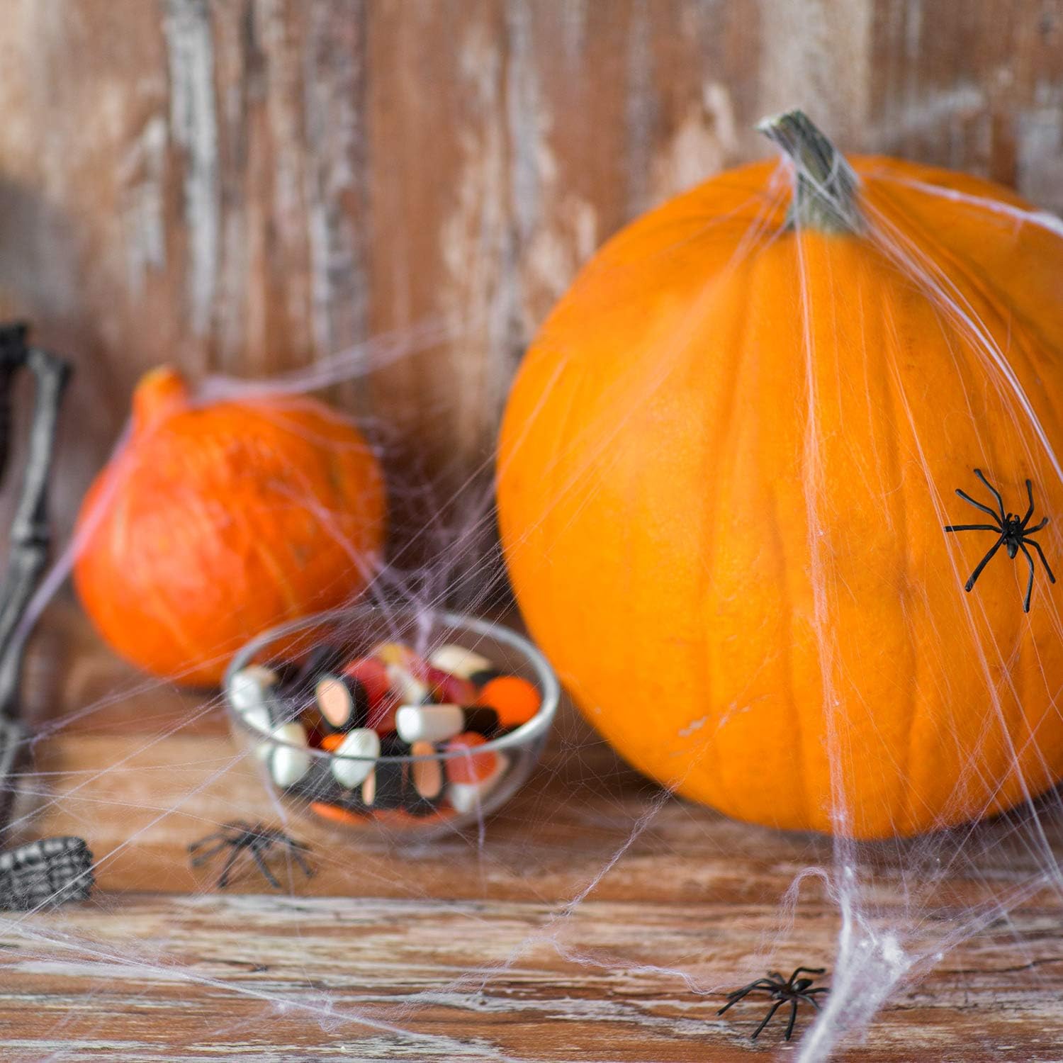 Boao 6 telarañas elásticas de Halloween con 12 arañas de plástico para decoración de Halloween en interiores y exteriores