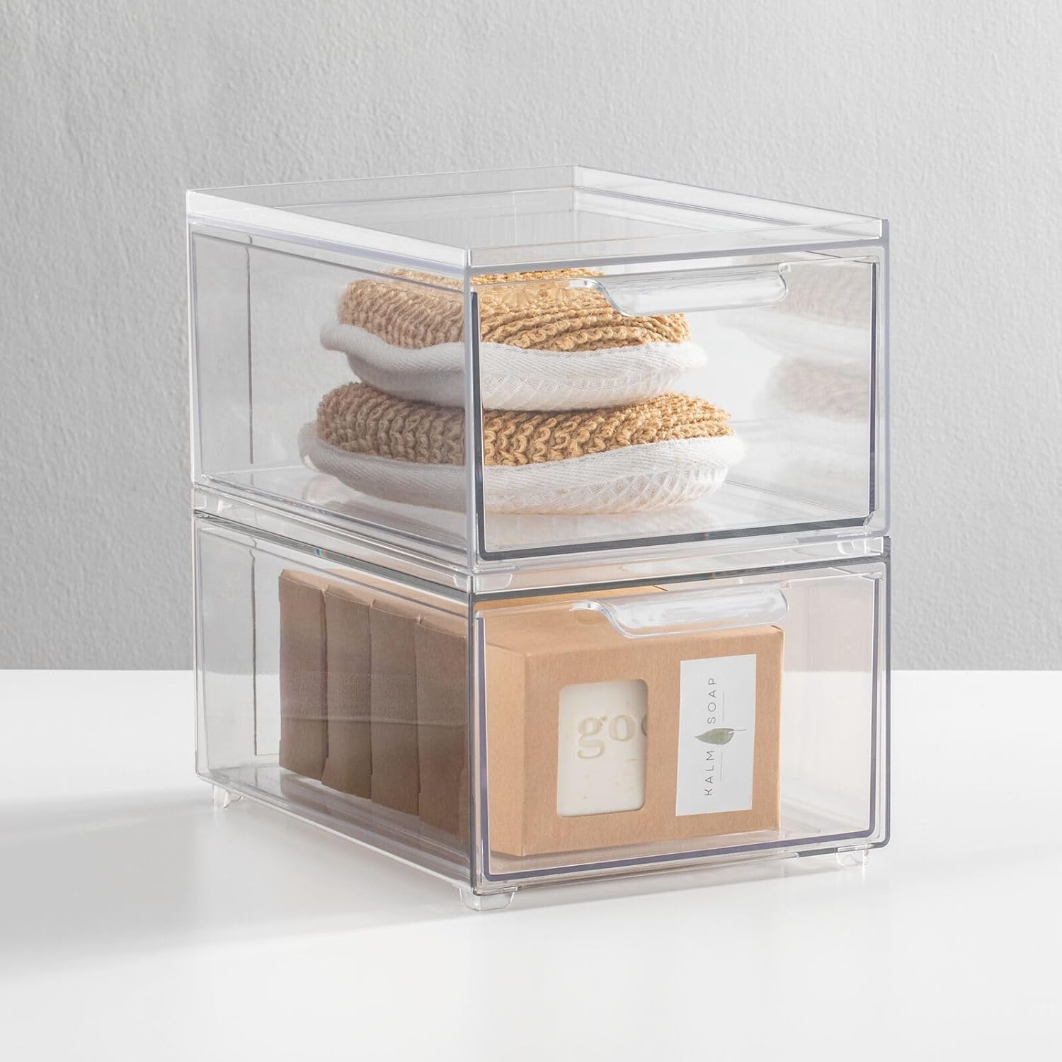 mDesign Contenedor organizador de baño de plástico con cajón extraíble, contenedor de almacenamiento delgado y apilable para accesorios de baño,