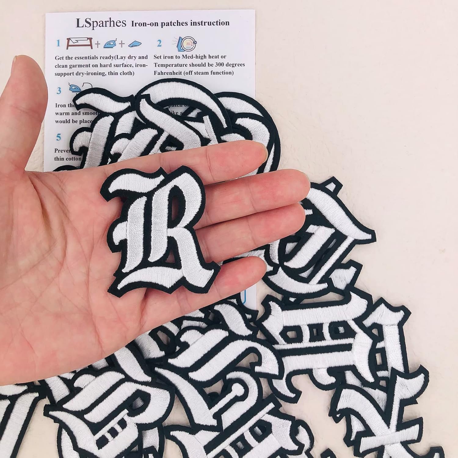 Parches de letras blancas góticas antiguas para planchar con letras A-Z de 2 pulgadas bordadas de transferencia de calorcoser en letras