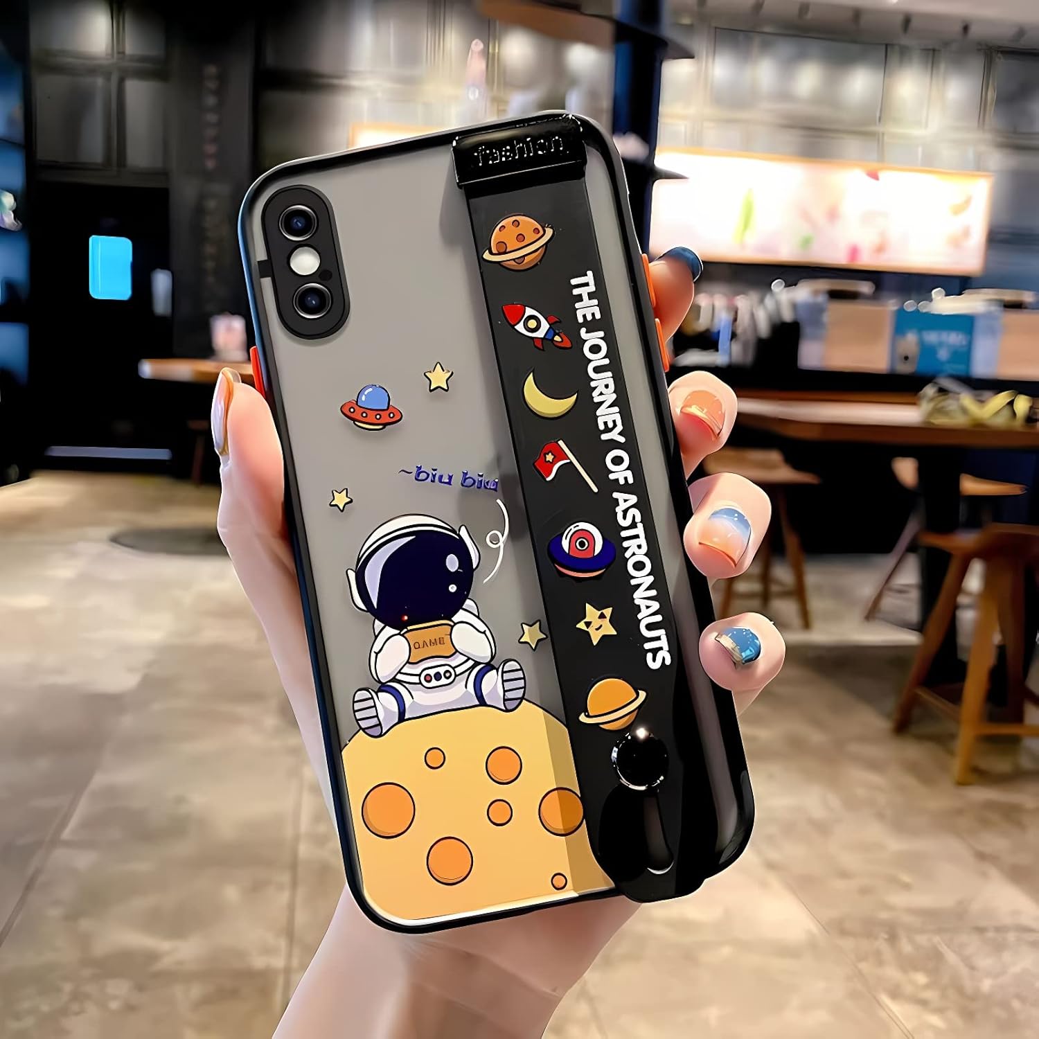 Funda con diseño espacial de astronauta para iPhone 13 Pro Max con soporte para correa de muñeca (viene con colgante), bonita funda de teléfono de