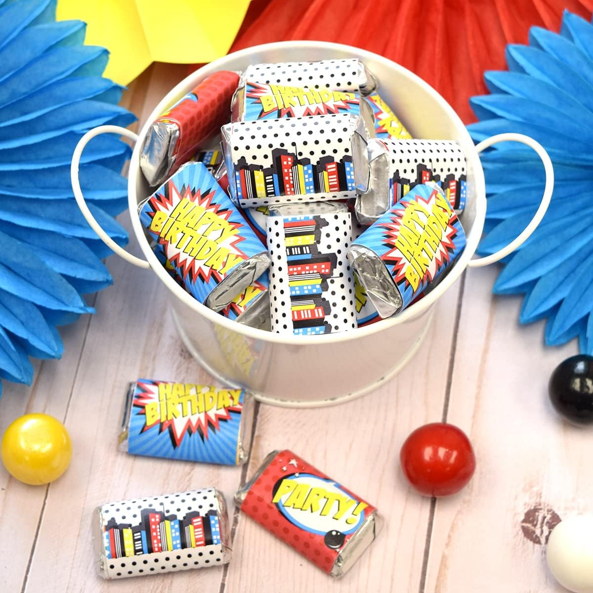 AmandaCreation – Mini envoltorios de calcomanías de chocolate para niños, 45 etiquetas envolventes envolventes de 1.4 x 2.6 pulgadas de Super Hero,