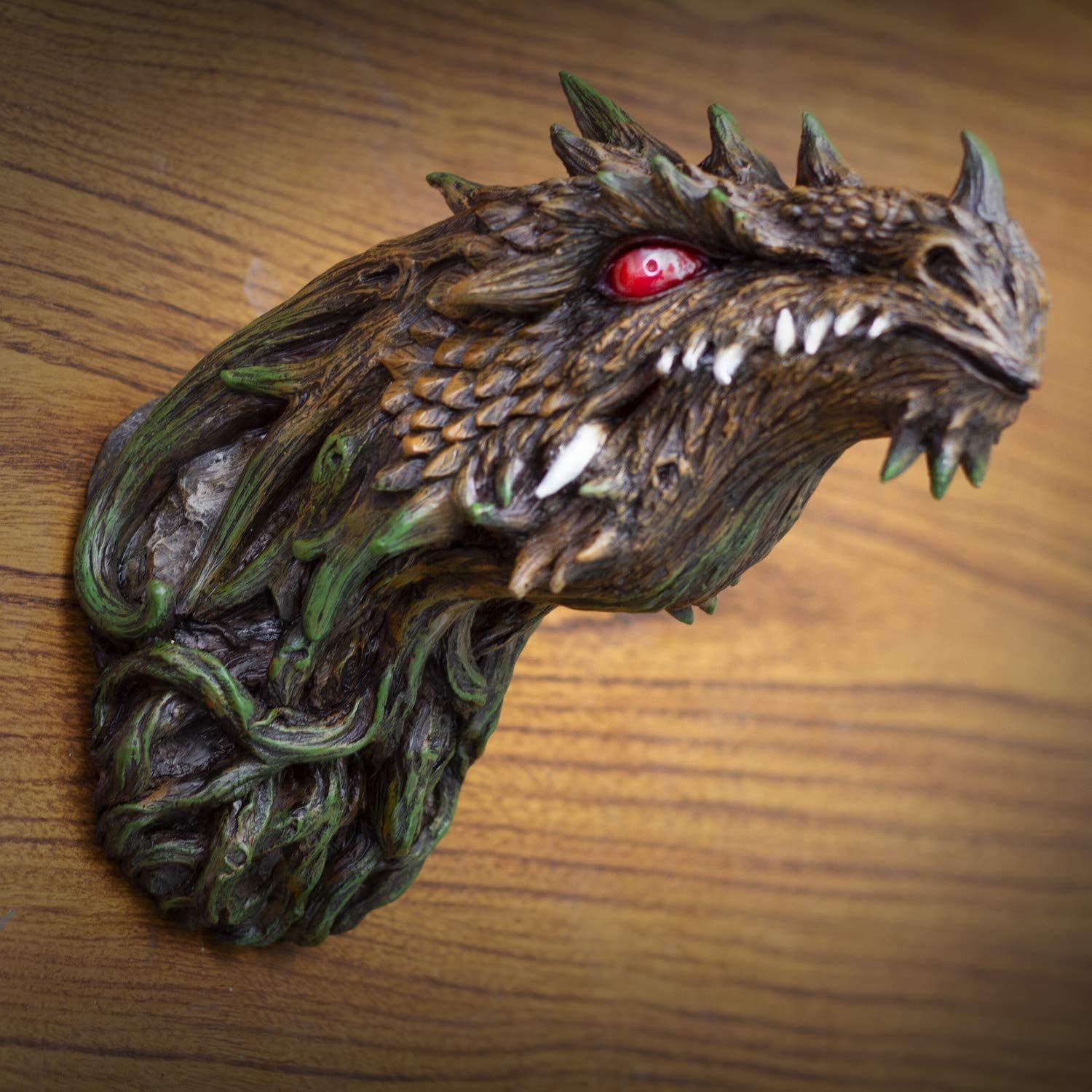 Ebros Gift Placa decorativa de pared con cabeza de dragón verde con ojos iluminados LED rojos, mazmorras y dragones, leyendas renacentistas