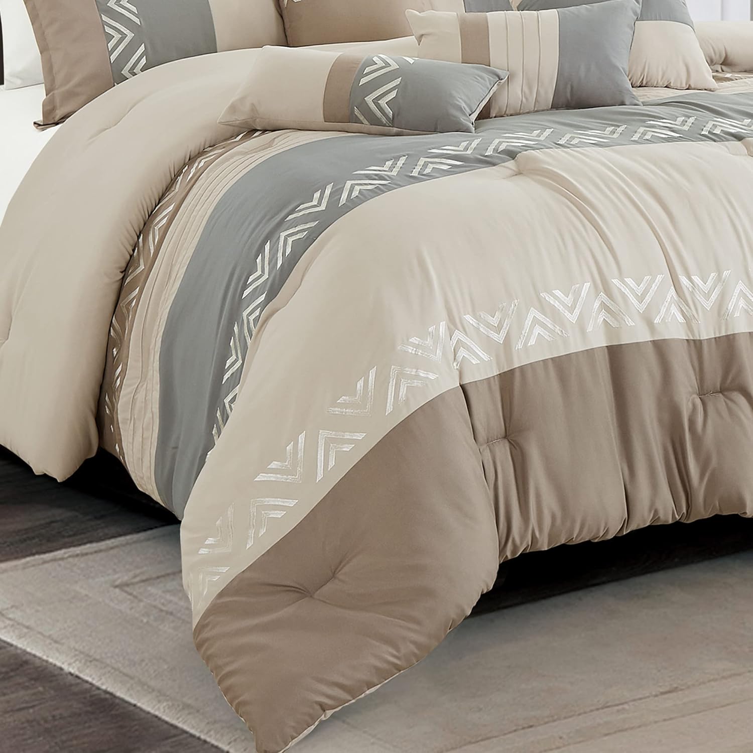 HIG Juego de edredón bordado de 7 piezas gris topo y gris con patrón geométrico de cheurón, juego de cama moderno de retazos, cama para todas las