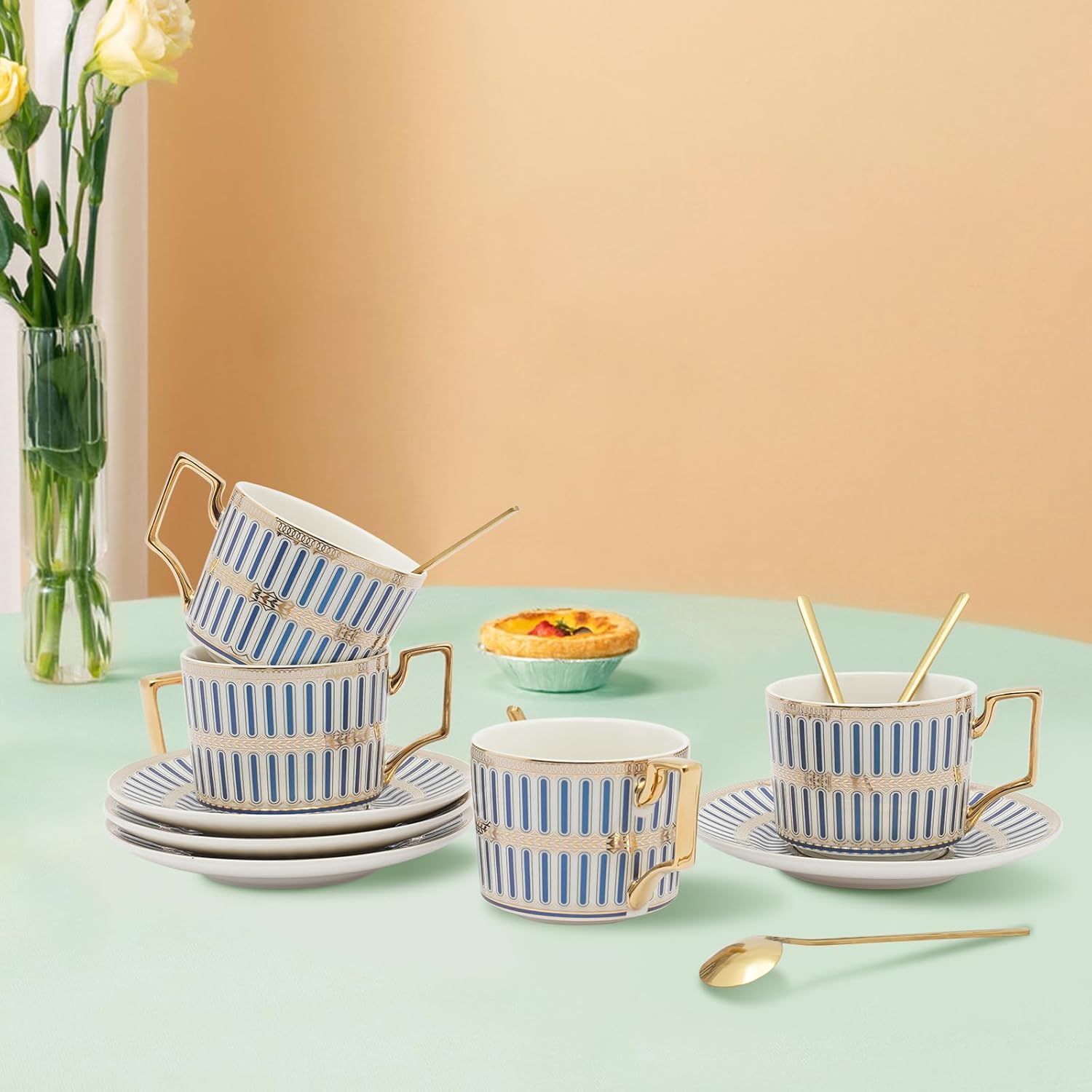 PaNeTnya Juego de 4 tazas y platillos de estilo europeo, taza de té y platillo de porcelana bellamente esmaltados con cuchara dorada adecuados para
