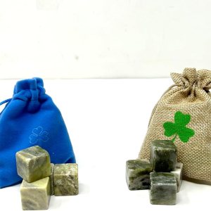 JC Walsh and Sons Juego de 4 piedras de ginebra verde de mármol Connemara y 4 rocas oscuras y escalofriantes artículos de pub para hombre, regalo de JC Walsh and Sons Juego de 4 piedras de ginebra verde de mármol Connemara y 4 rocas oscuras y escalofriantes artículos de pub para hombre, regalo de