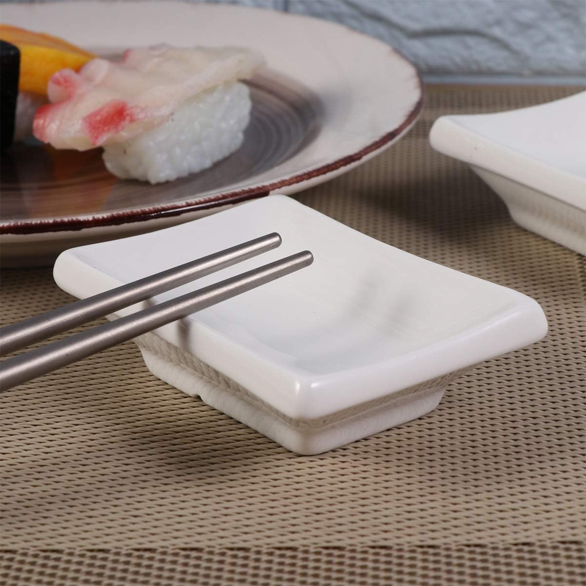 Hemoton Bandeja cuadrada para servir, 4 platos de salsa de cerámica blanca, cuencos de inmersión, platos de condimentos, platos de sushi, platos de
