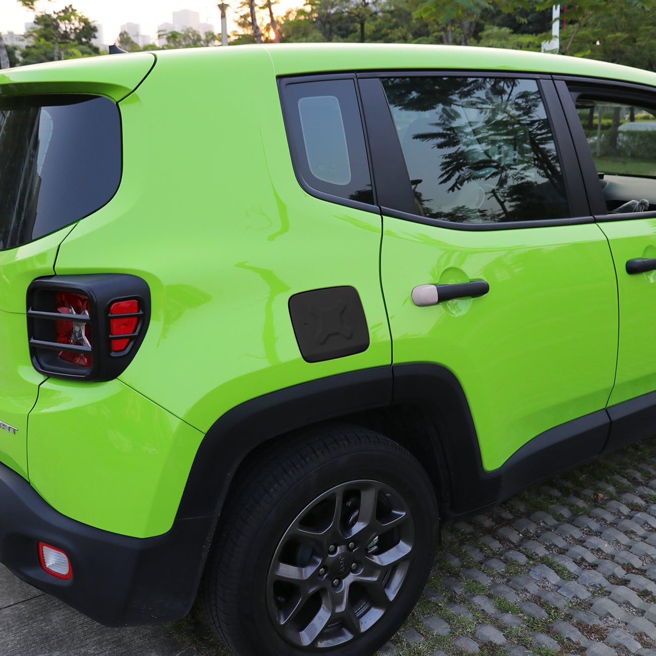 Yoursme Tapa de llenado de combustible exterior de aluminio para puerta de tanque de gas, decoración negra para Jeep Renegade 2015 2016 2017 2018