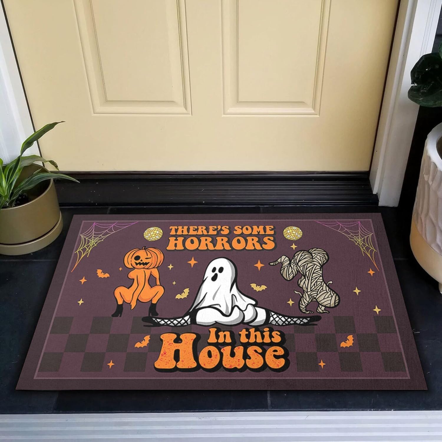 Tapete divertido de Halloween con texto en inglés “There Some Horrors in This House”, tapete divertido para puerta de Halloween, decoración del