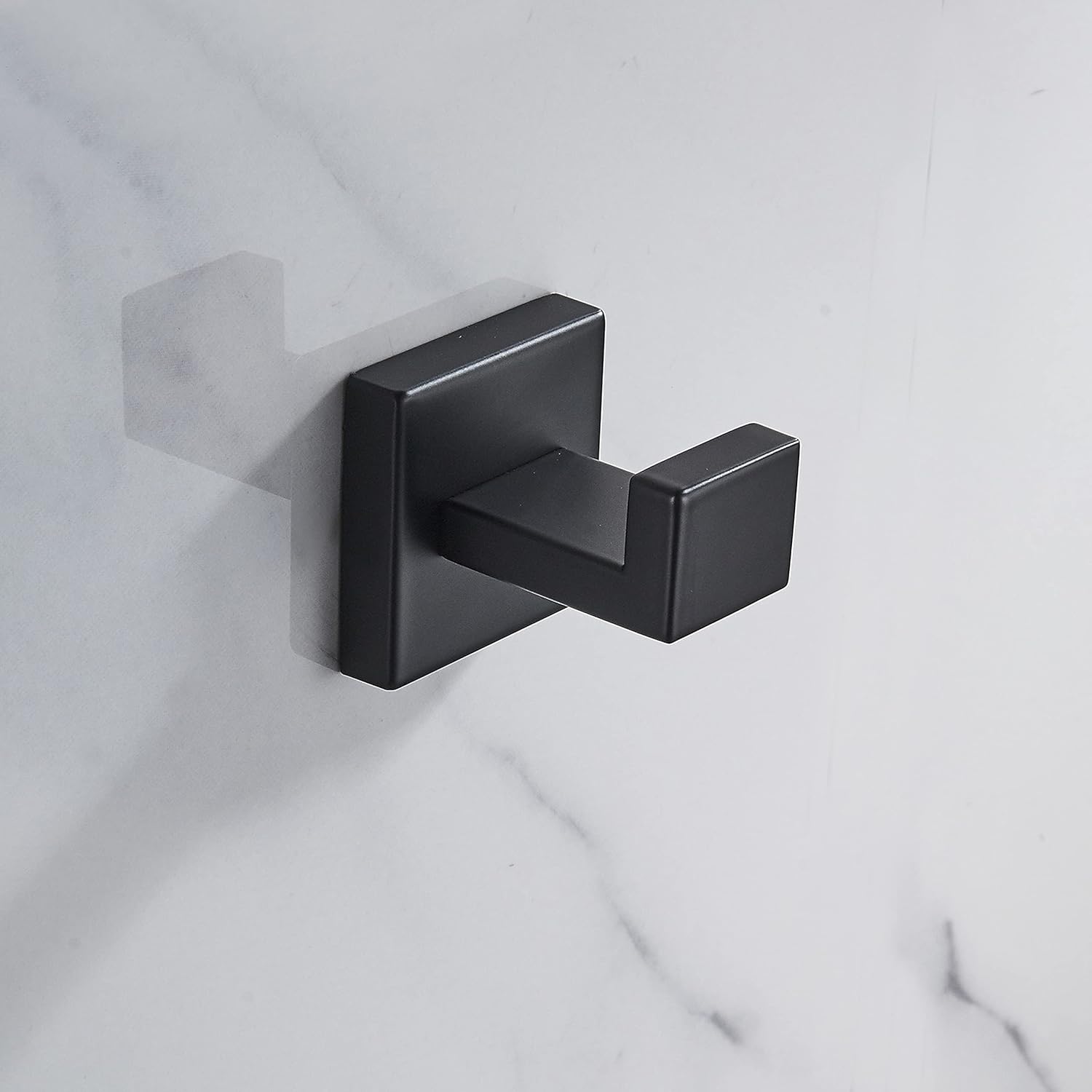 JunSun Juego de accesorios de baño cuadrado de 4 piezas (toallero para papel higiénico, gancho para bata), accesorios de baño contemporáneos