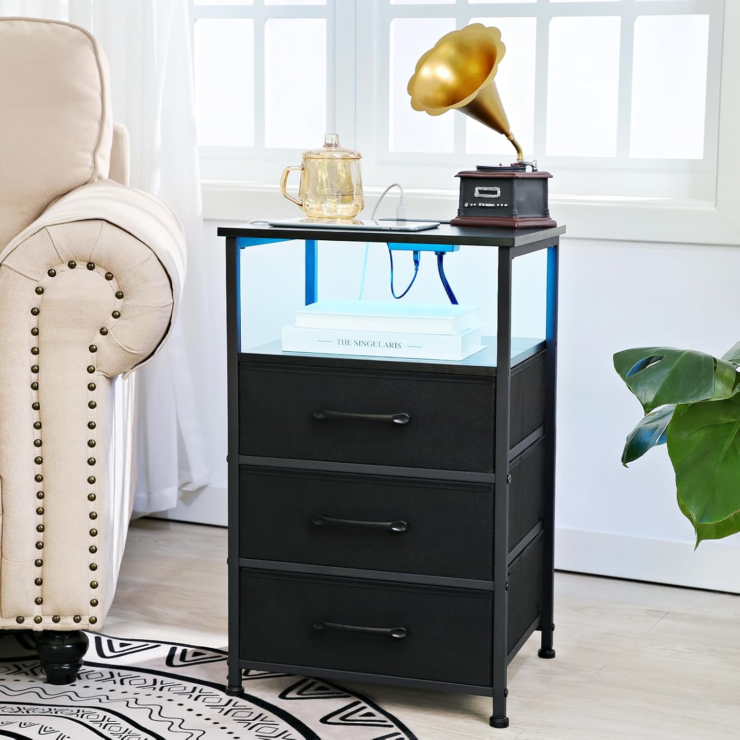 Juego de 2 mesitas de noche, mesa auxiliar con estación de carga, mesita de noche de mesa ancha con tira de luz LED para dormitorio HNS013BK