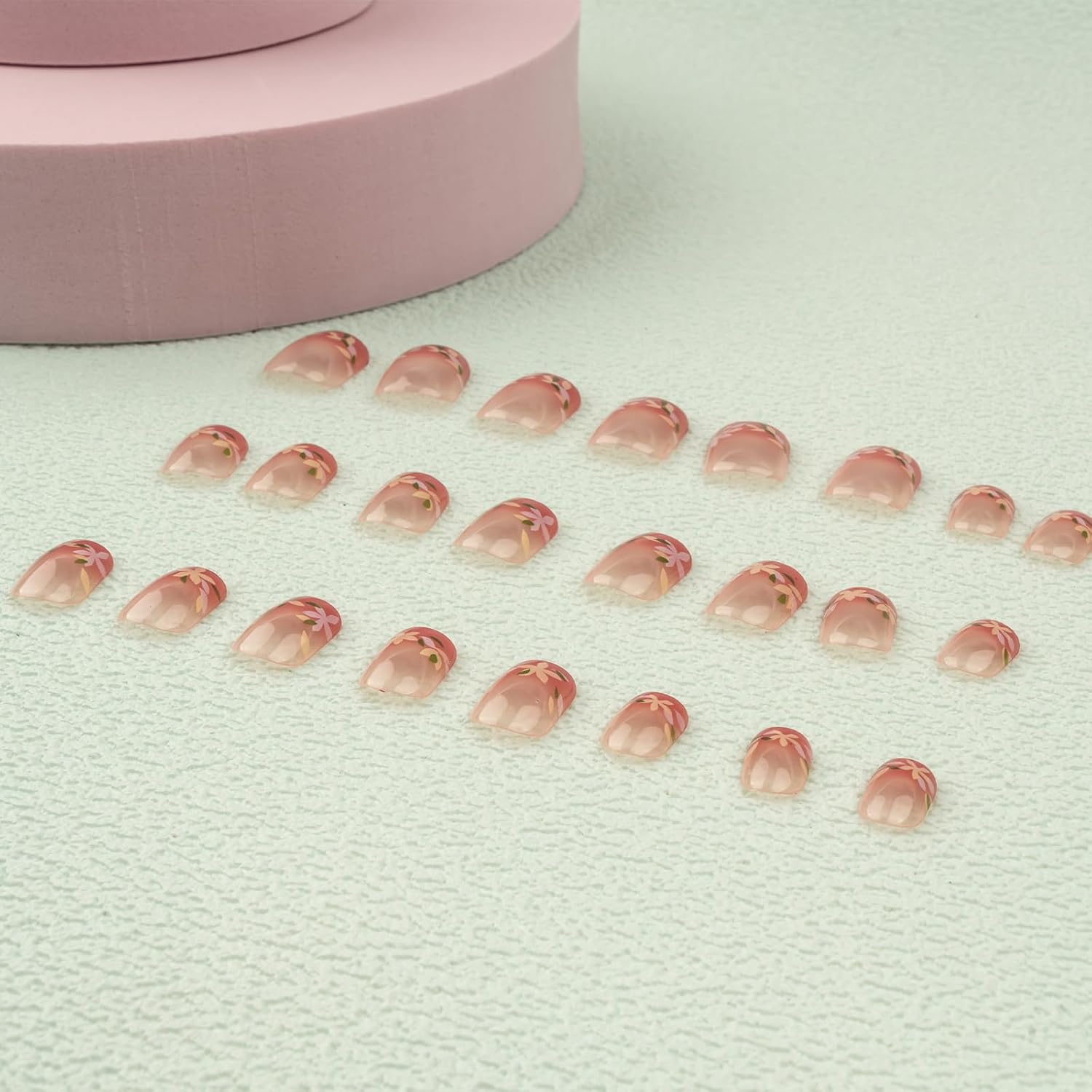 Uñas postizas cuadradas cortas con diseños de flores simples, uñas postizas de verano, uñas postizas de cobertura completa, acrílicas, nude, uñas