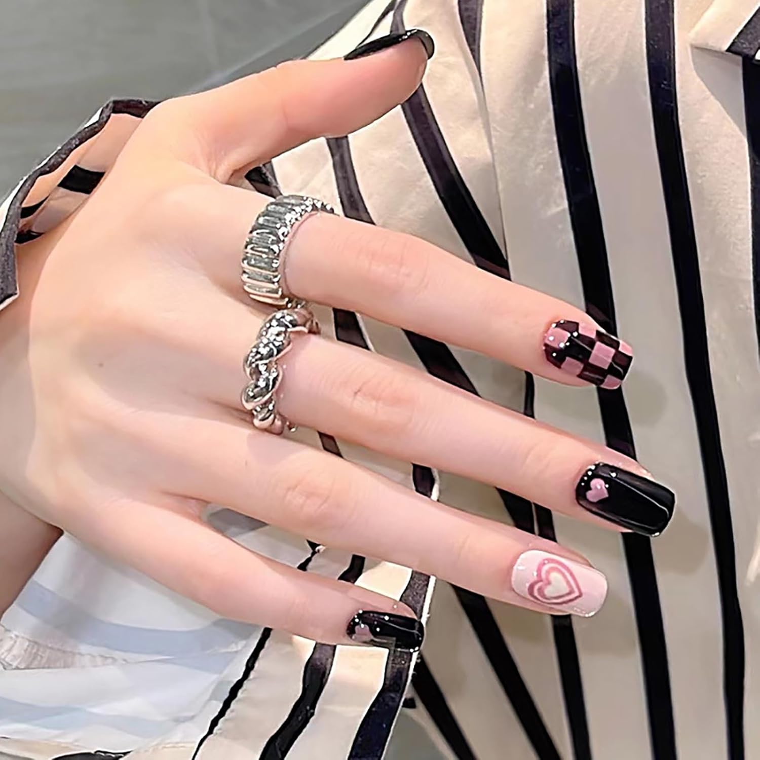 KKUUOO Uñas postizas cuadradas a presión de otoño, uñas postizas medianas con tablero de ajedrez y diseño de corazón, uñas acrílicas rosas y negras,