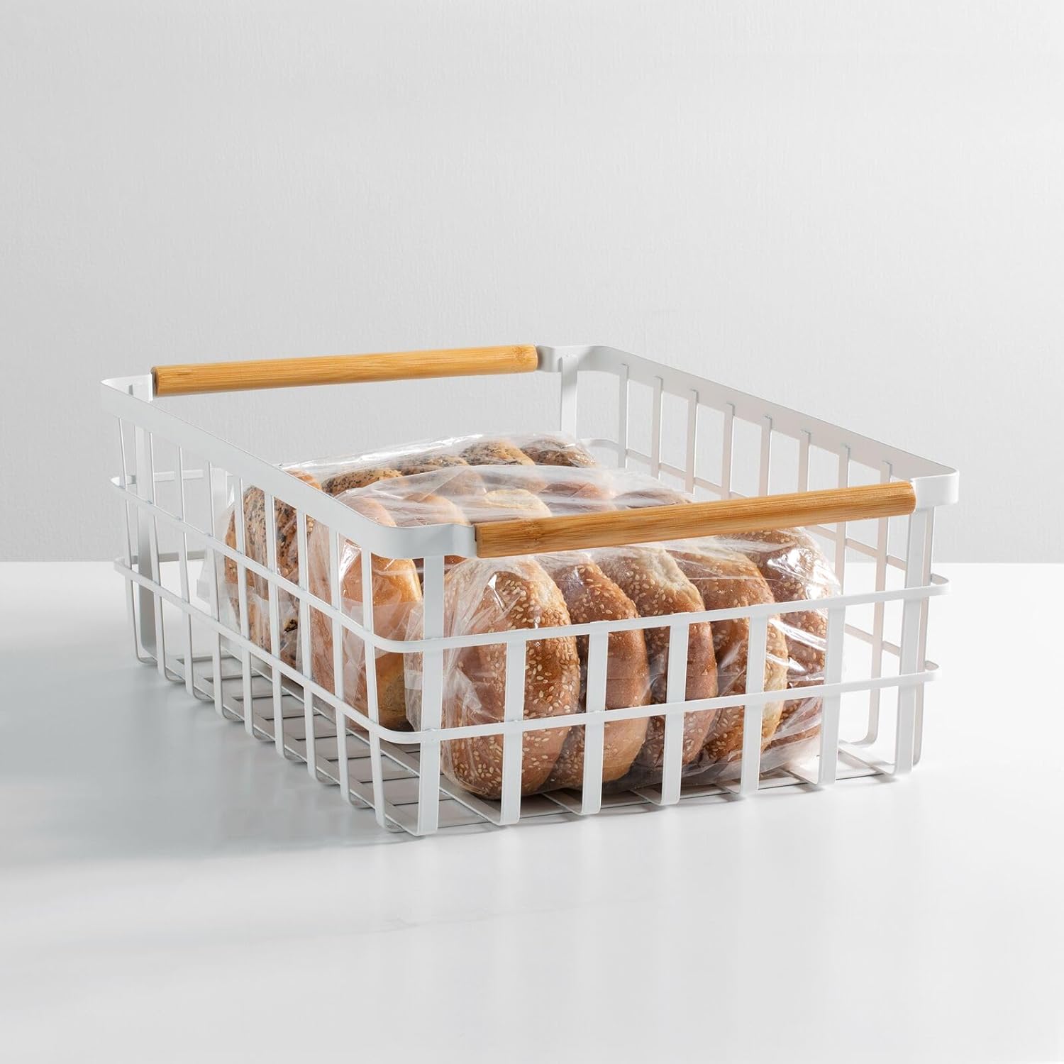 mDesign Cesta organizadora de almacenamiento de alambre de metal con asas de madera de bambú para despensa de cocina, contenedor rústico de granja