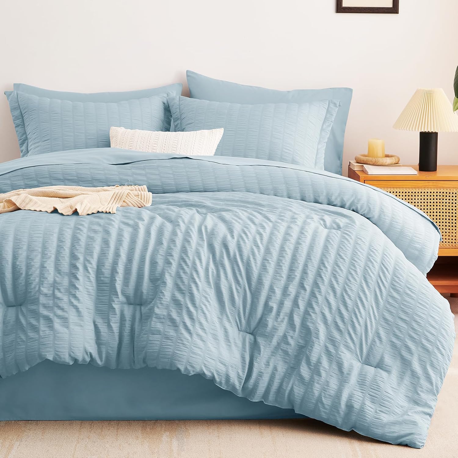 CozyLux Juego de edredón de sirsaca tamaño King con cama azul claro en una bolsa, juego de ropa de cama de 7 piezas para todas las estaciones con