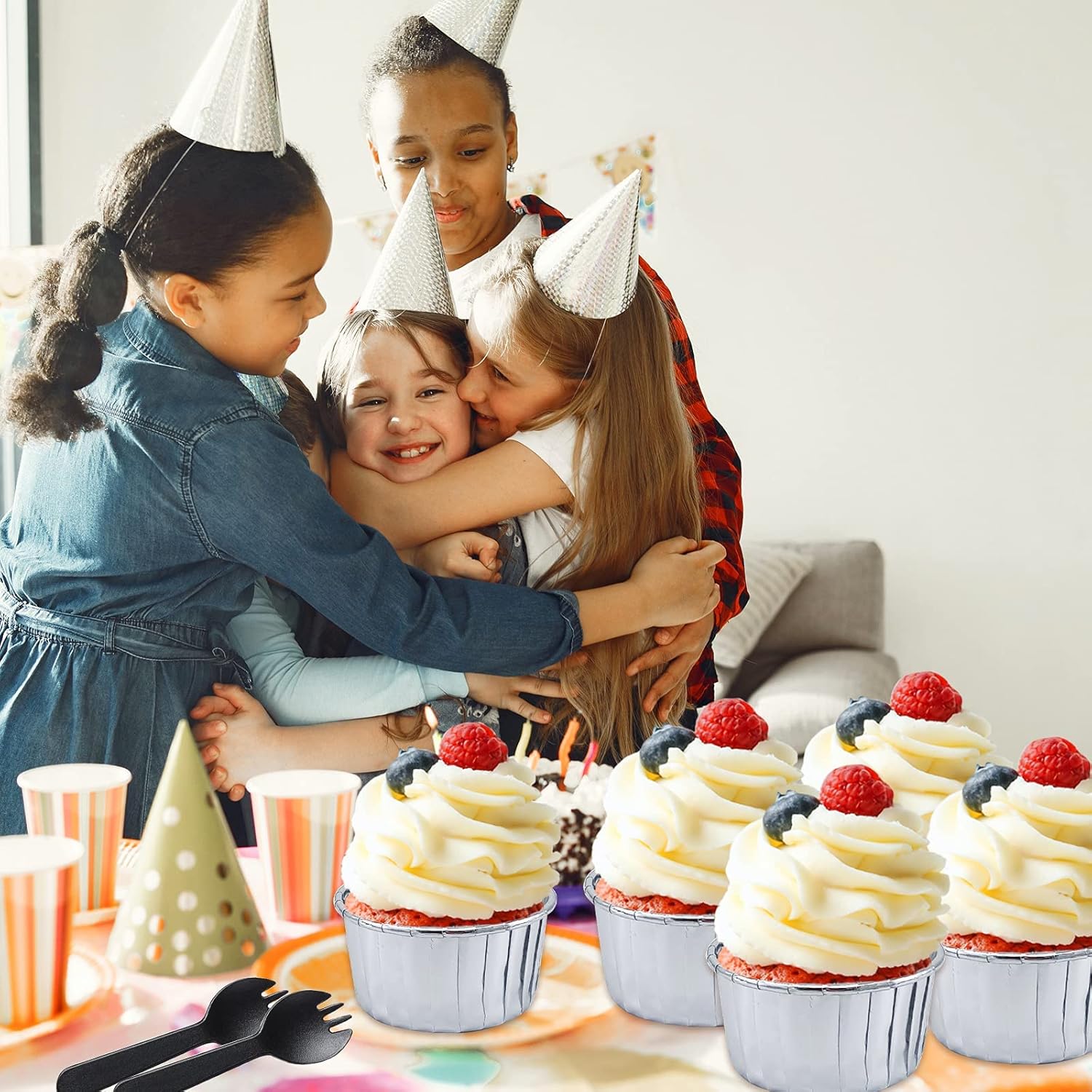 LNYZQUS – Paquete de 50 forros de papel de aluminio para cupcakes con tapas de cúpula, tazas grandes para magdalenas de 5.5 onzas, moldes