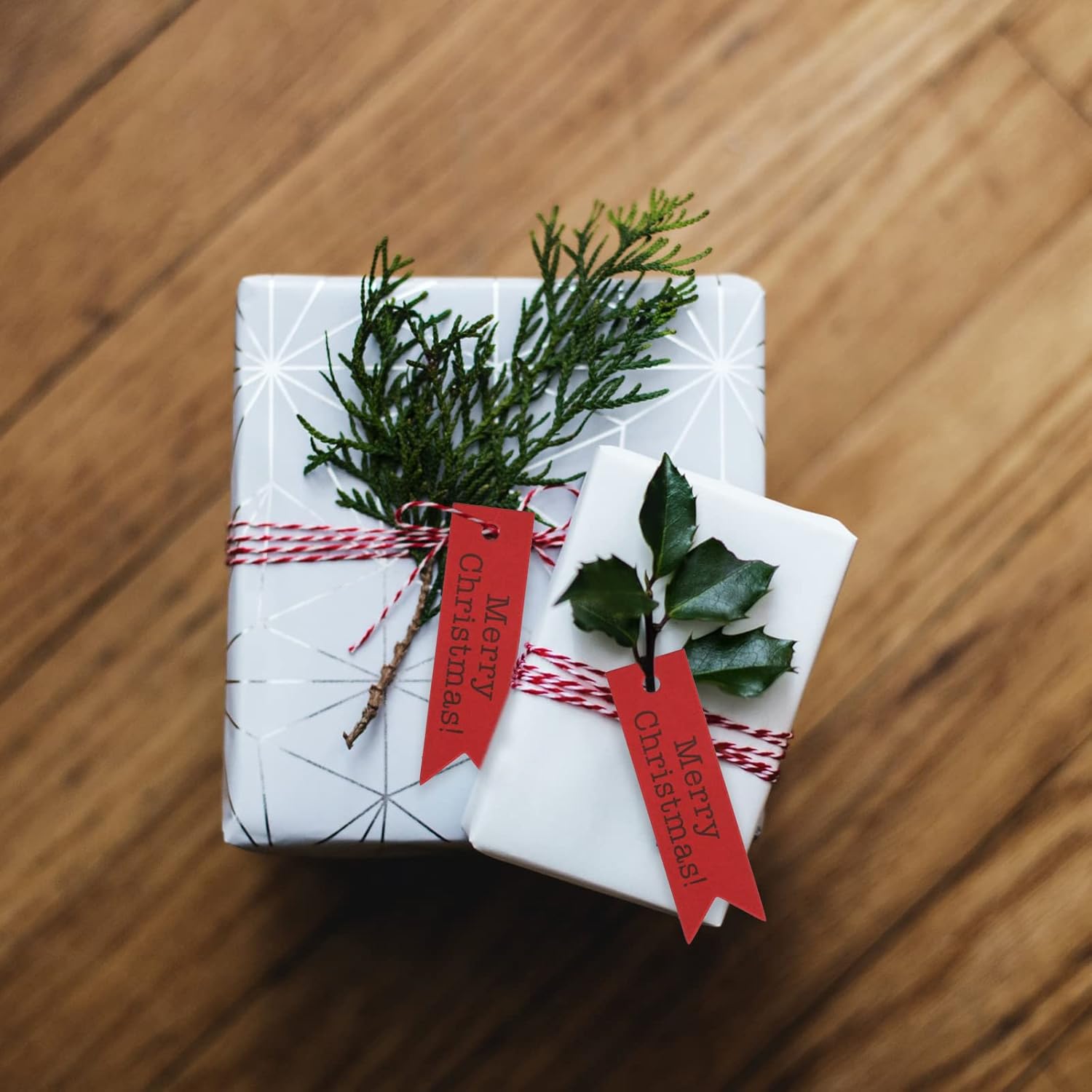 jijAcraft Etiquetas de Feliz Navidad, 100 etiquetas de regalo con cuerda, etiquetas de papel kraft rojas impresas con etiqueta de Feliz Navidad,