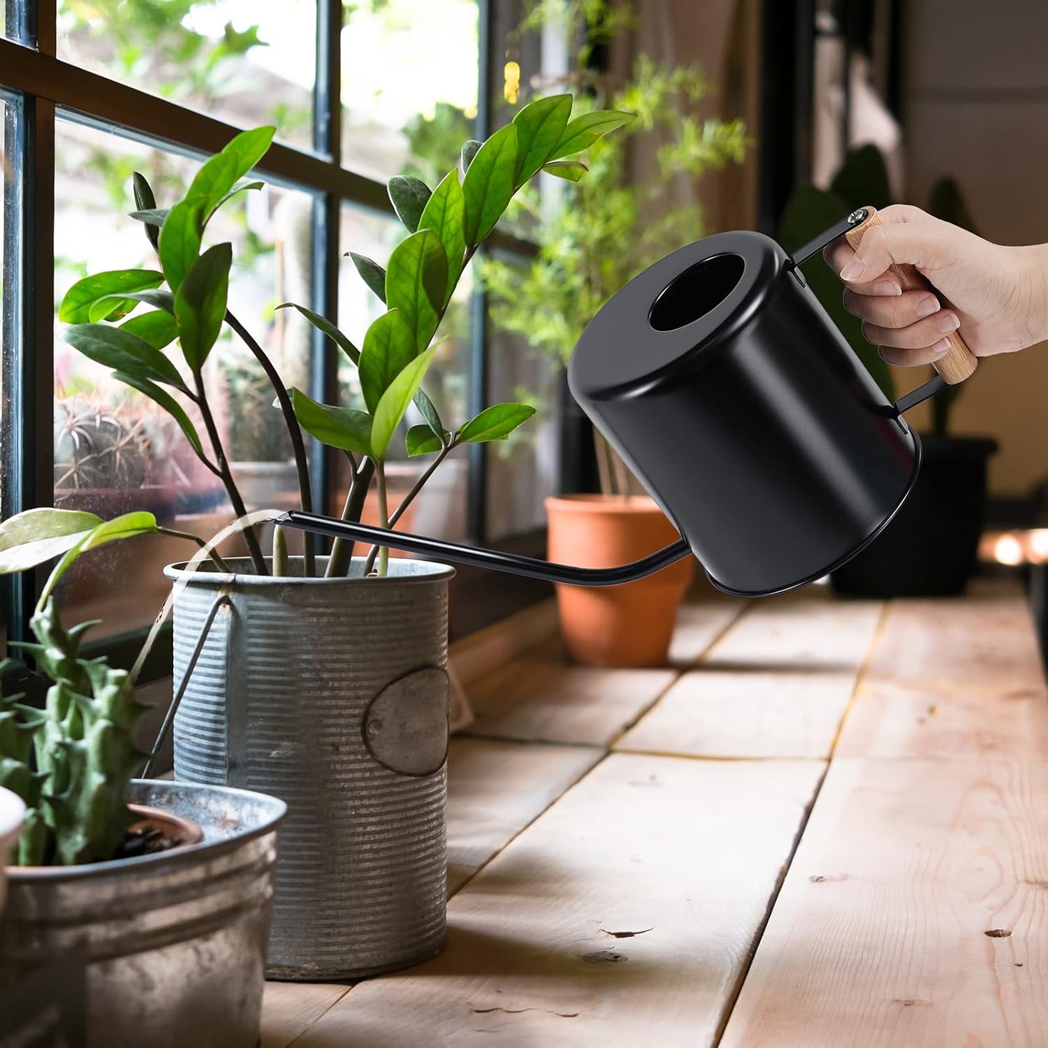 Regadera negra de 1.5 litros para plantas de interior, plantas de interior, riego de flores, plantas al aire libre, regadera de metal pequeña con