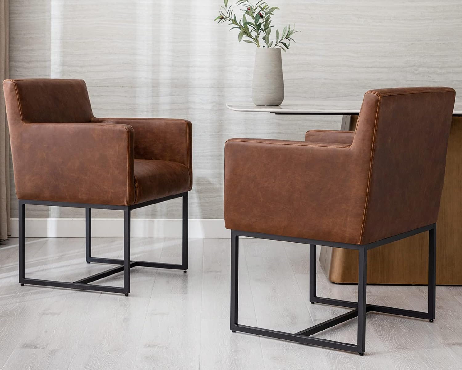 HNY Juego de 2 sillas de comedor tapizadas modernas de mediados de siglo con brazos, sillas decorativas de piel sintética con marco de metal acabado