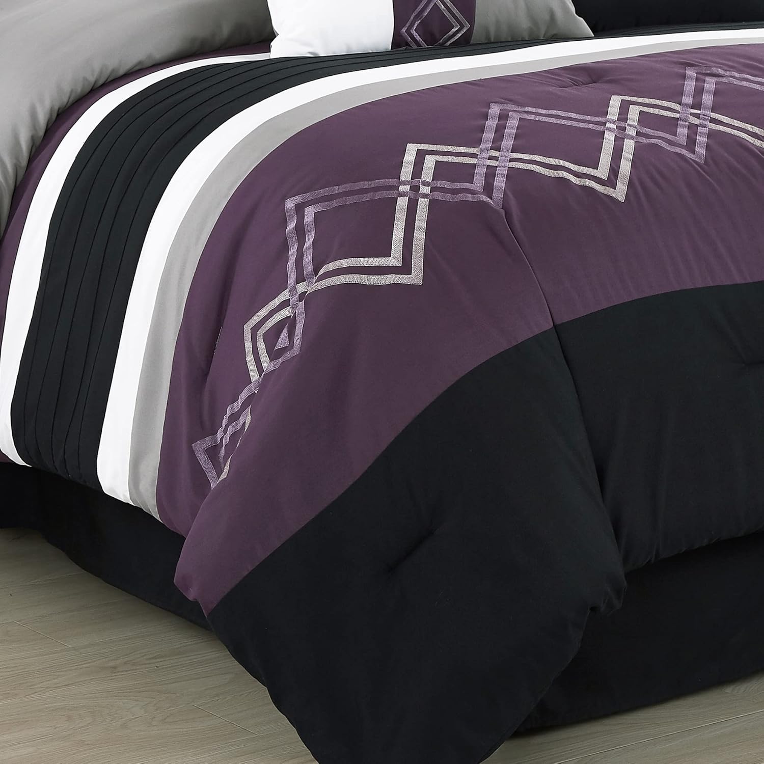 Chezmoi Collection Arden – Juego de edredón moderno de 7 piezas con diseño de rayas plisadas bordadas en zigzag (tamaño matrimonial, morado, negro,