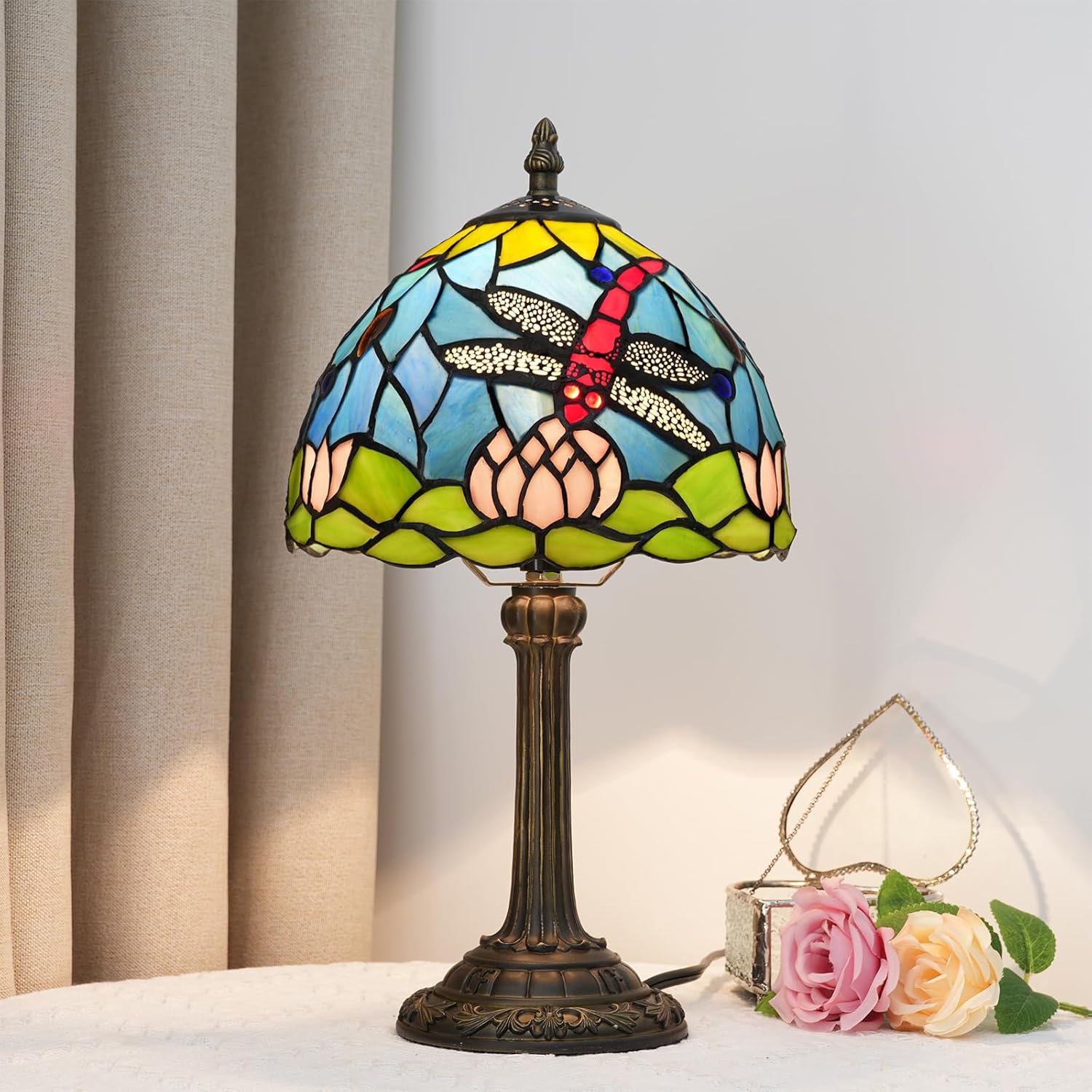 Blivuself Lámpara de mesa estilo Tiffany con flores de loto y libélula para sala de estar, dormitorio, decoración de mesita de noche, azul, pequeña,