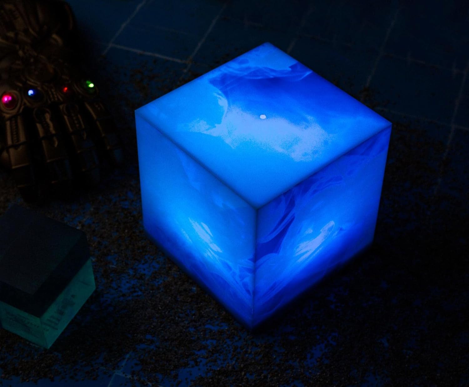 Marvel Studios Tesseract Cube Infinity Stone – Réplica de luz LED de 6 pulgadas que cambia de color para mesa de noche