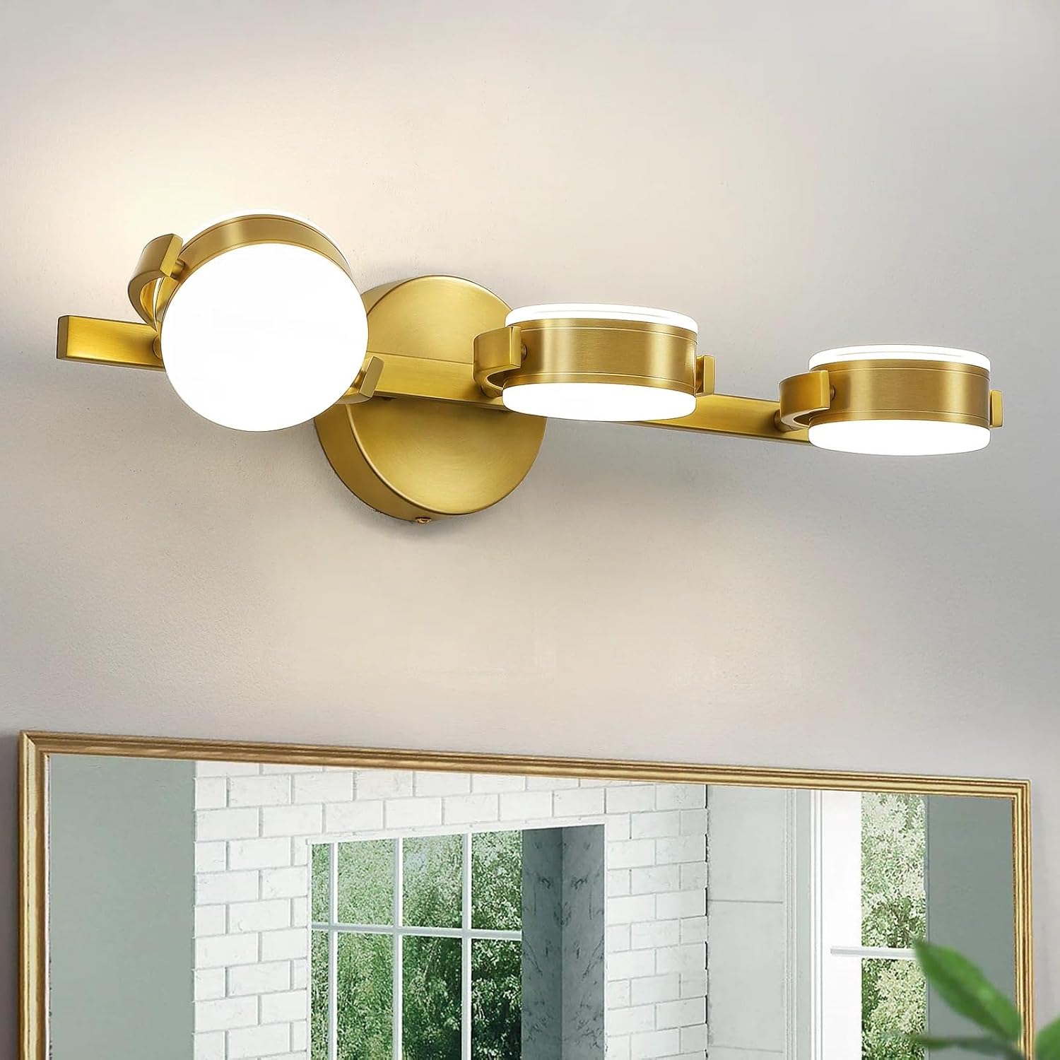 Luces de baño sobre el espejo 3 luces de oro cepillado LED giratorias de 360 para tocador de baño – Modernas lámparas de montaje en pared de 30 W