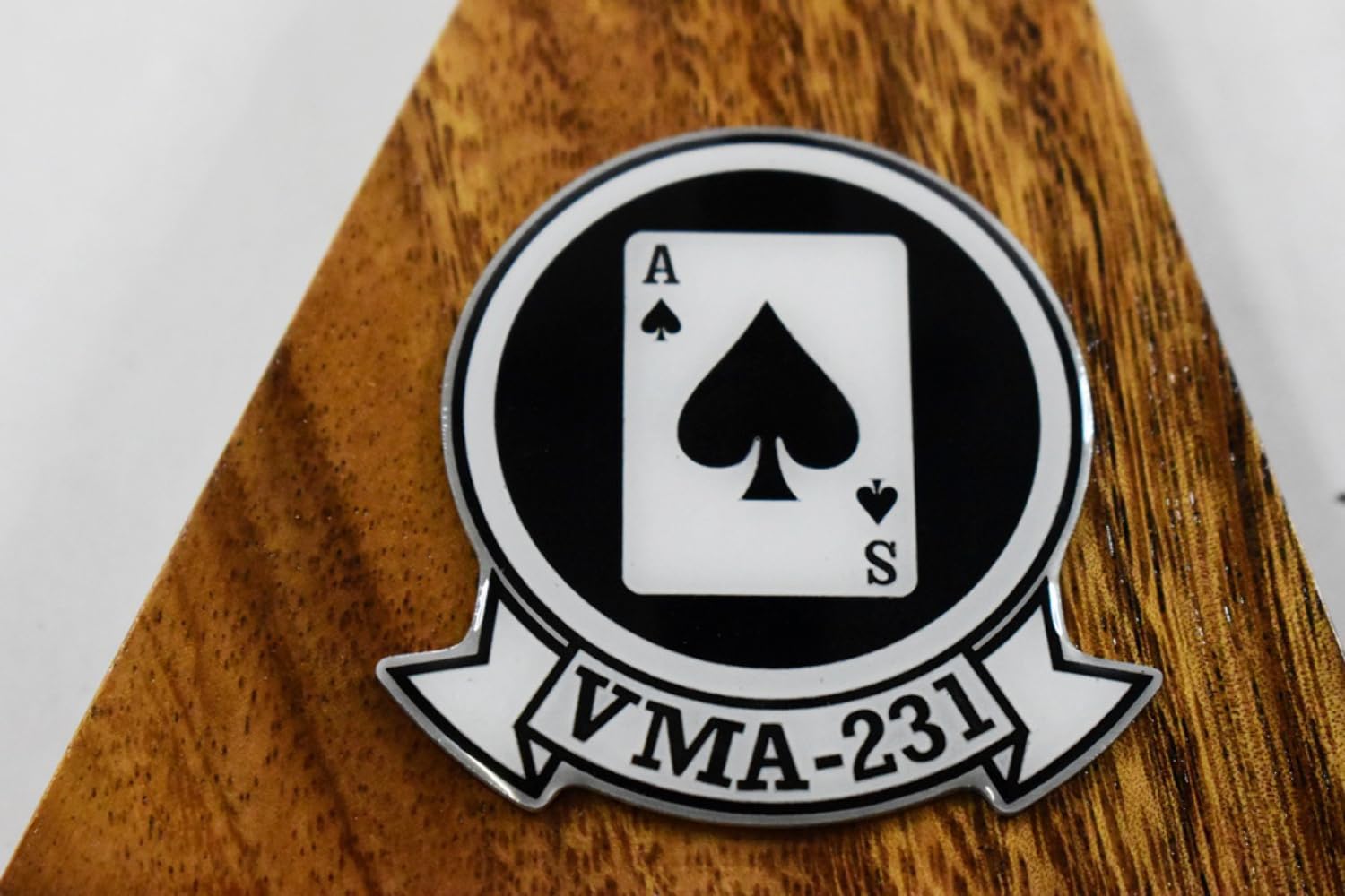 Squadron Nostalgia LLC VMA-231 Ace of Spades 2019 AV-8B Harrier Modelo, Caoba, Escala 130, Marines