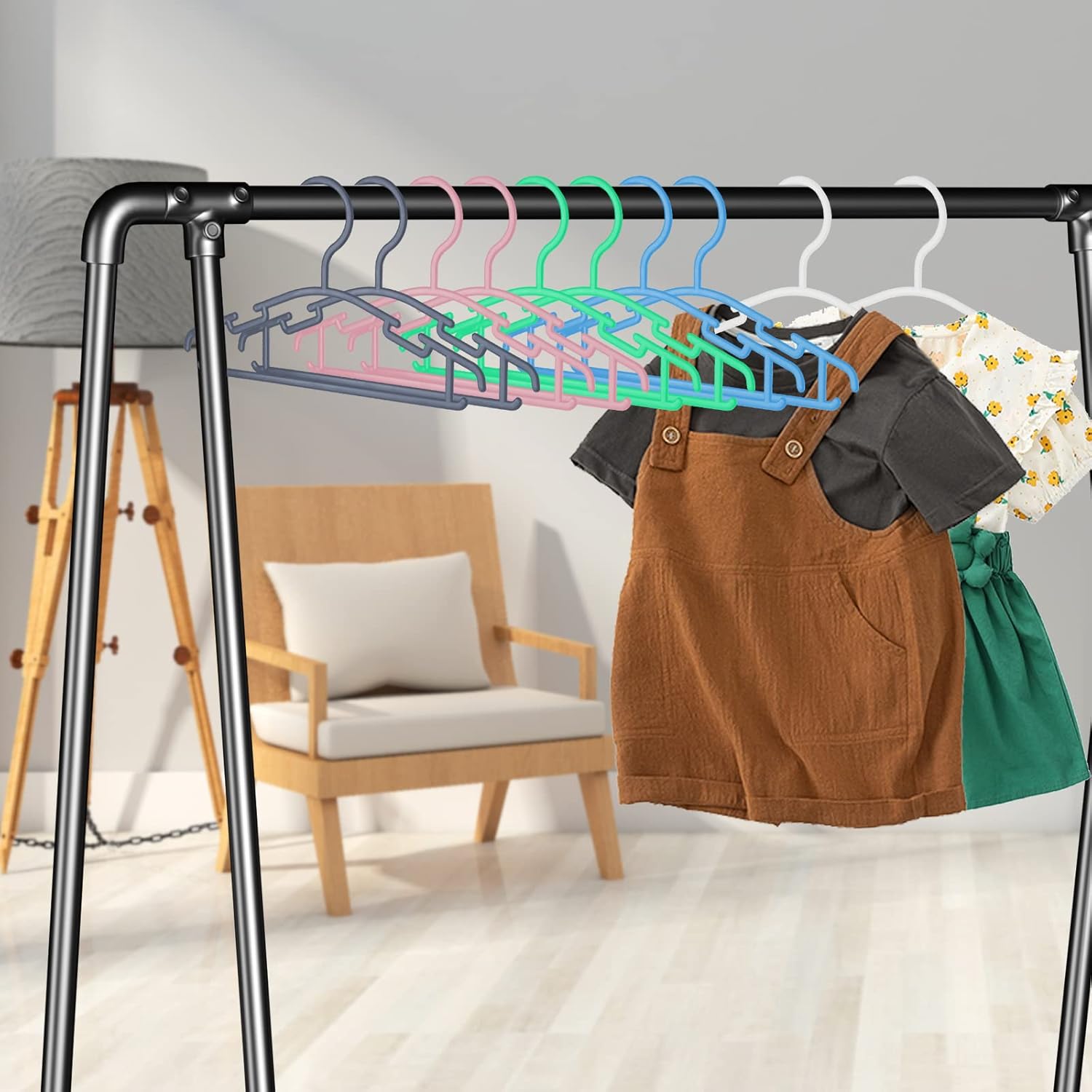 Paquete de 20 perchas blancas para armario de bebé, antideslizantes, para ropa de bebé, regalo de ropa para recién nacidos, colgador de plástico
