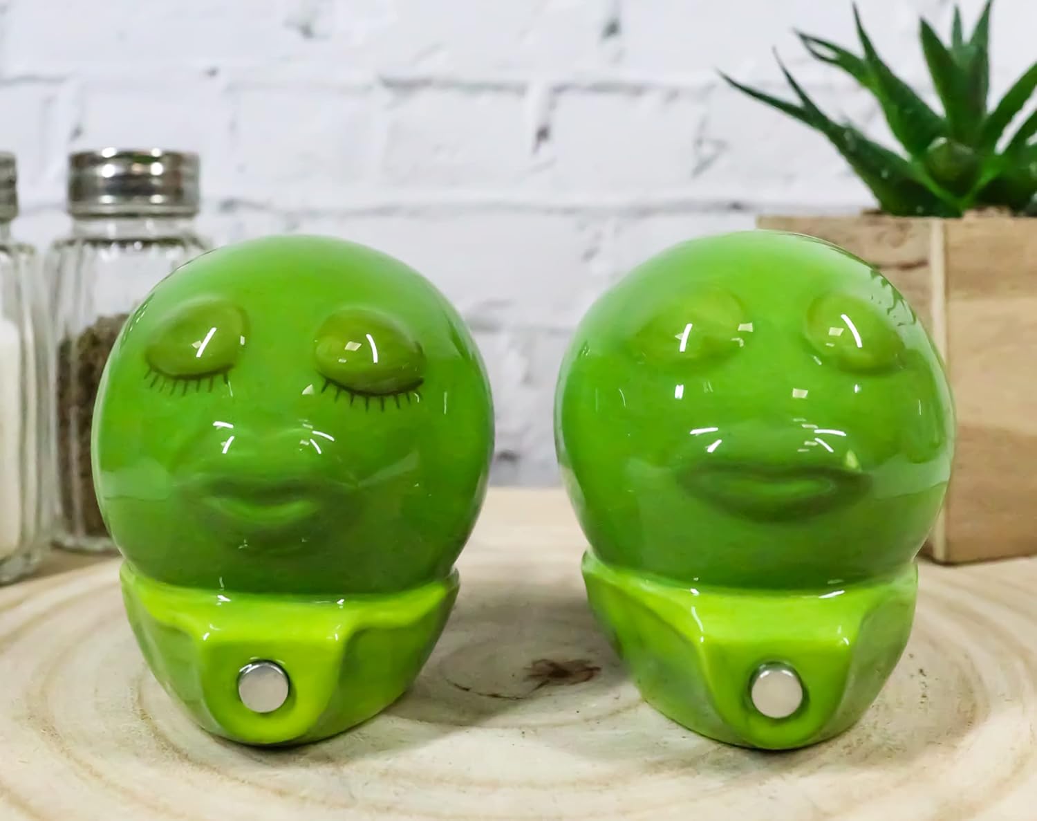Ebros Gift For The Love Of Vegetables – Juego de 2 guisantes verdes en una vaina para besar magnéticos, de cerámica, salero y pimentero, juego de