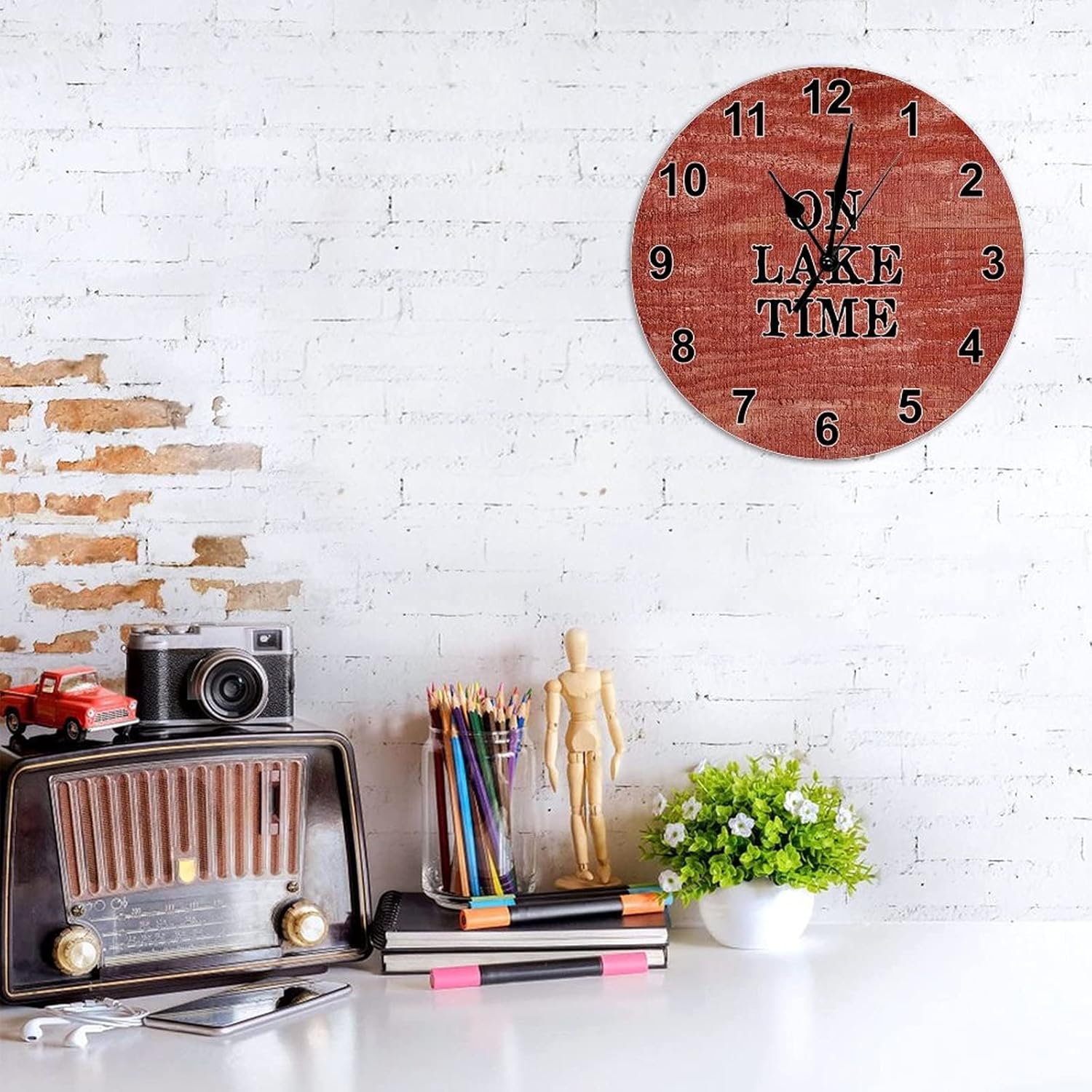 On Lake Time – Reloj de pared rústico de jubilación, madera de granero envejecida roja, de 15 pulgadas, relojes de pared grandes que funcionan con