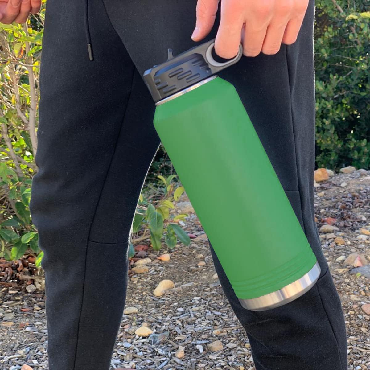 LaserGram Botella de agua de doble pared con tapa abatible de 40 onzas con pajilla, tractor de granja antiguo, grabado personalizado incluido (verde)