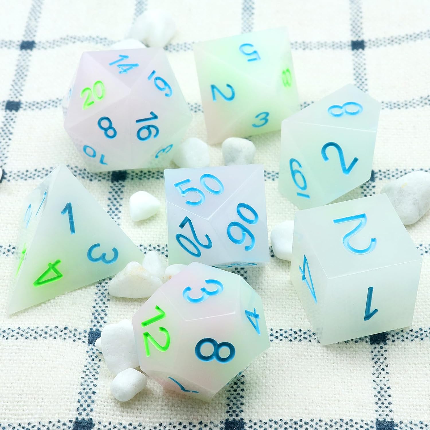 Haxtec DND – Juego de dados de borde afilado con estuche de dados hecho a mano, rosa claro, verde, azul, pastel, resina D&D, para regalos de TTRPGs,