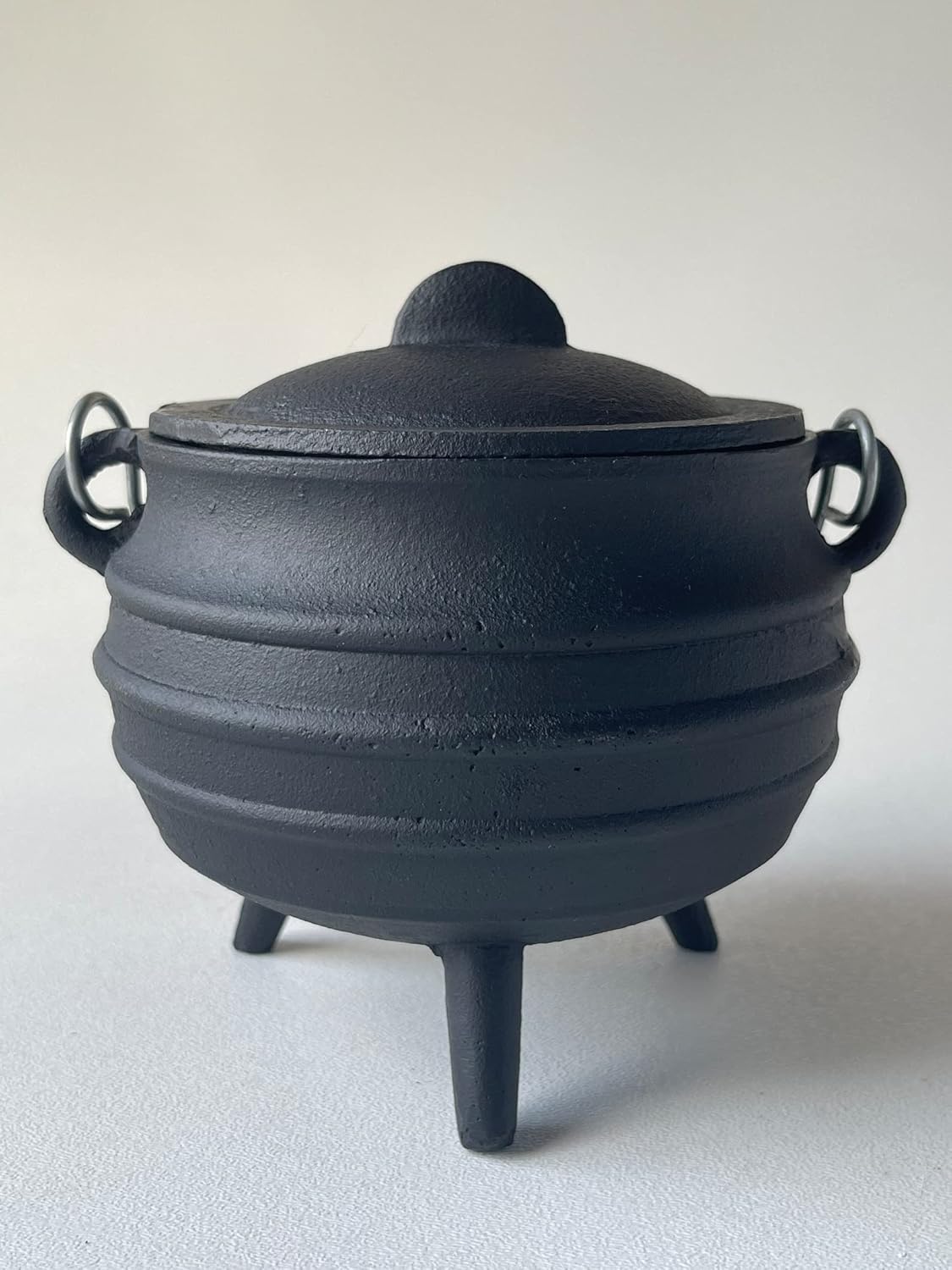 Caldero acanalado de hierro fundido con tapa y asa, estilo acanalado de 5.25 pulgadas de diámetro, perfecto para manchas, quemar incienso, ritual,