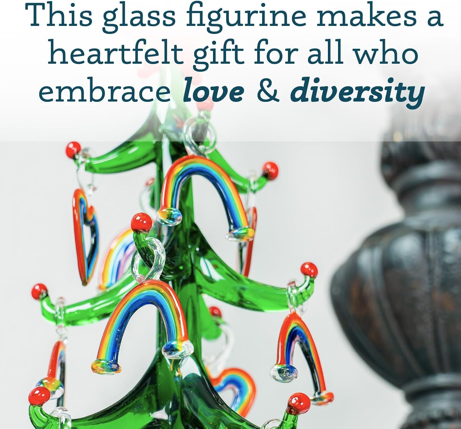 SWISS CHRISTMAS Love is Love – Árbol de Navidad de cristal hecho a mano de 6 pulgadas, 8 adornos de arcoíris y corazón en miniatura