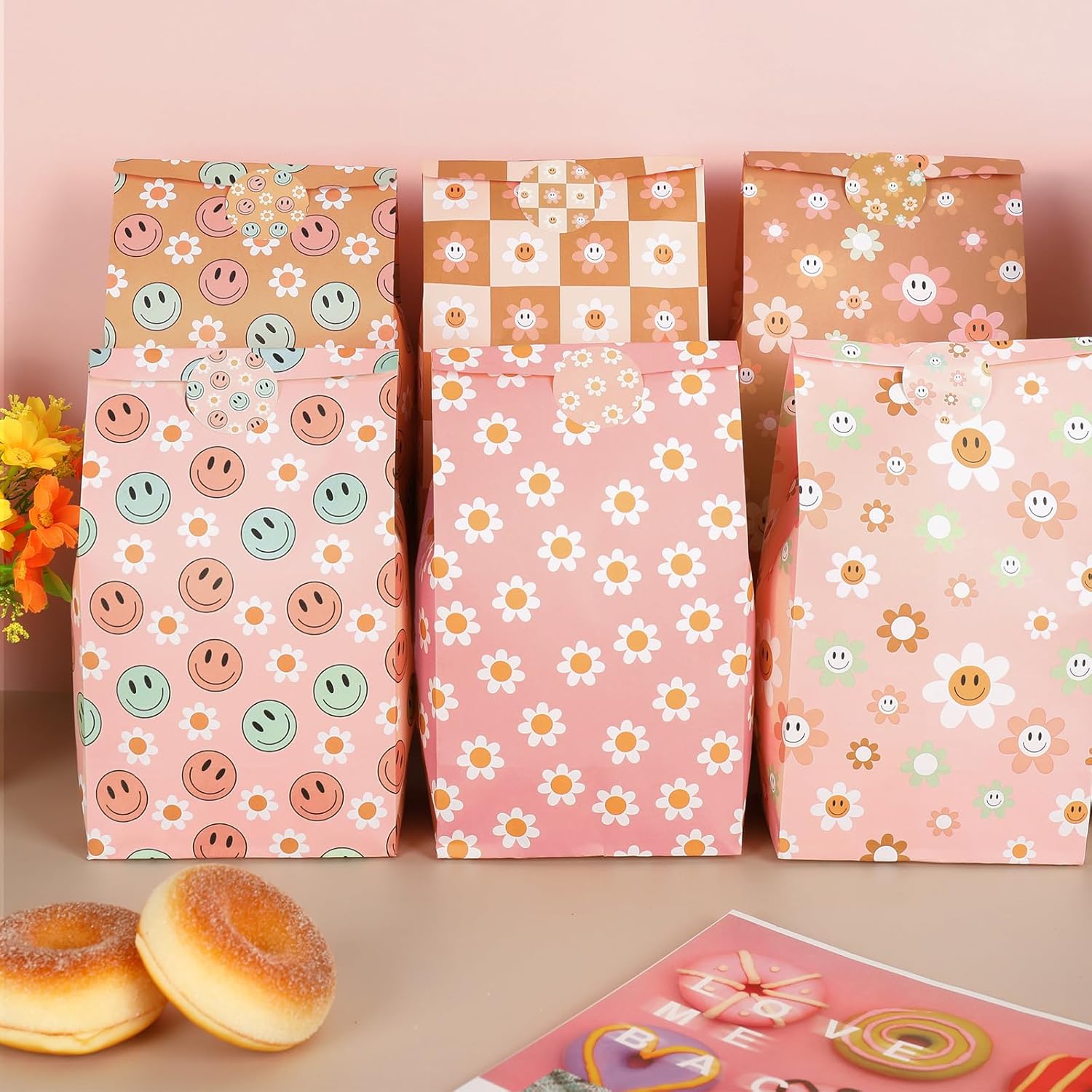AnyDesign 24 bolsas de regalo de fiesta estilo bohemio vintage, 6 diseños de margaritas sonrientes, bolsas de regalo de papel con calcomanías,