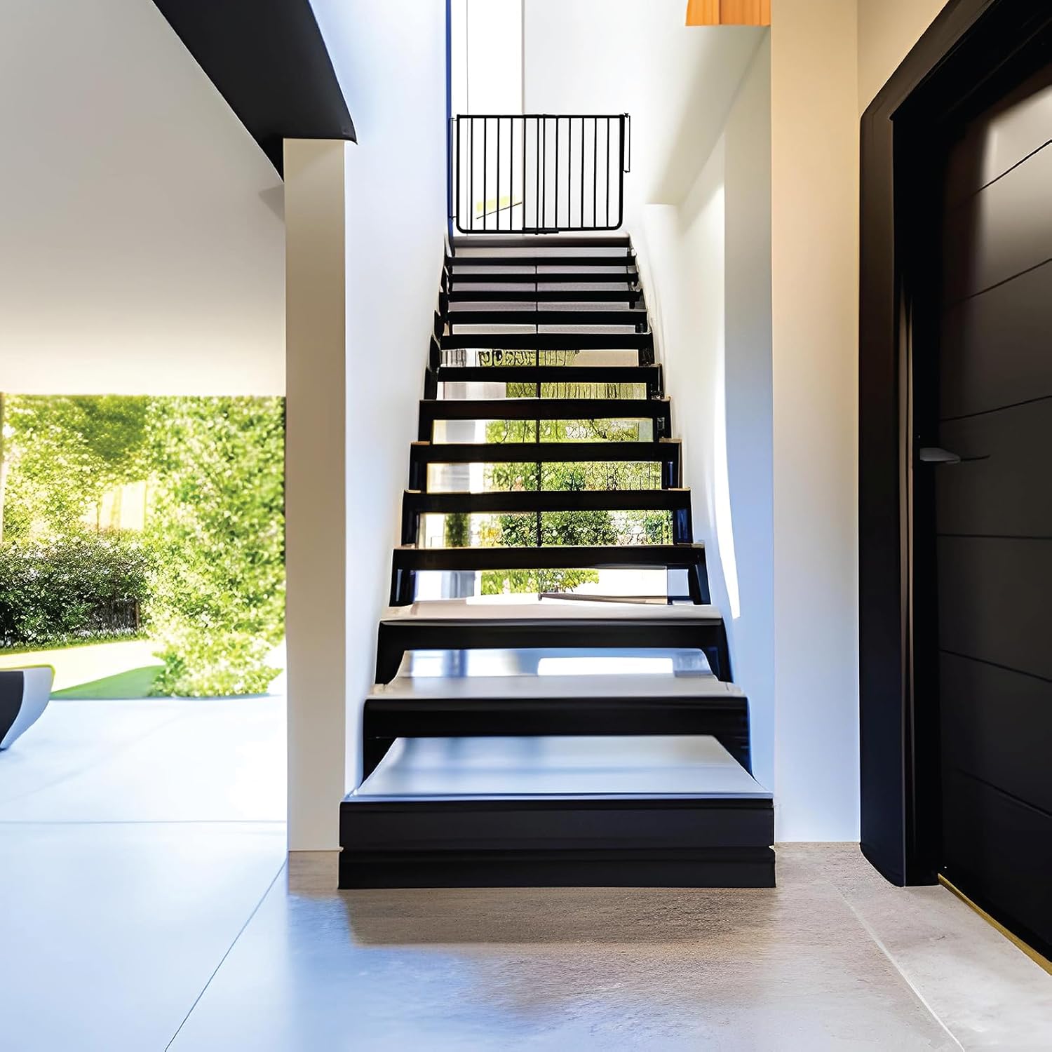 Puerta especial para escalera marca Cardenal Gates, Negro