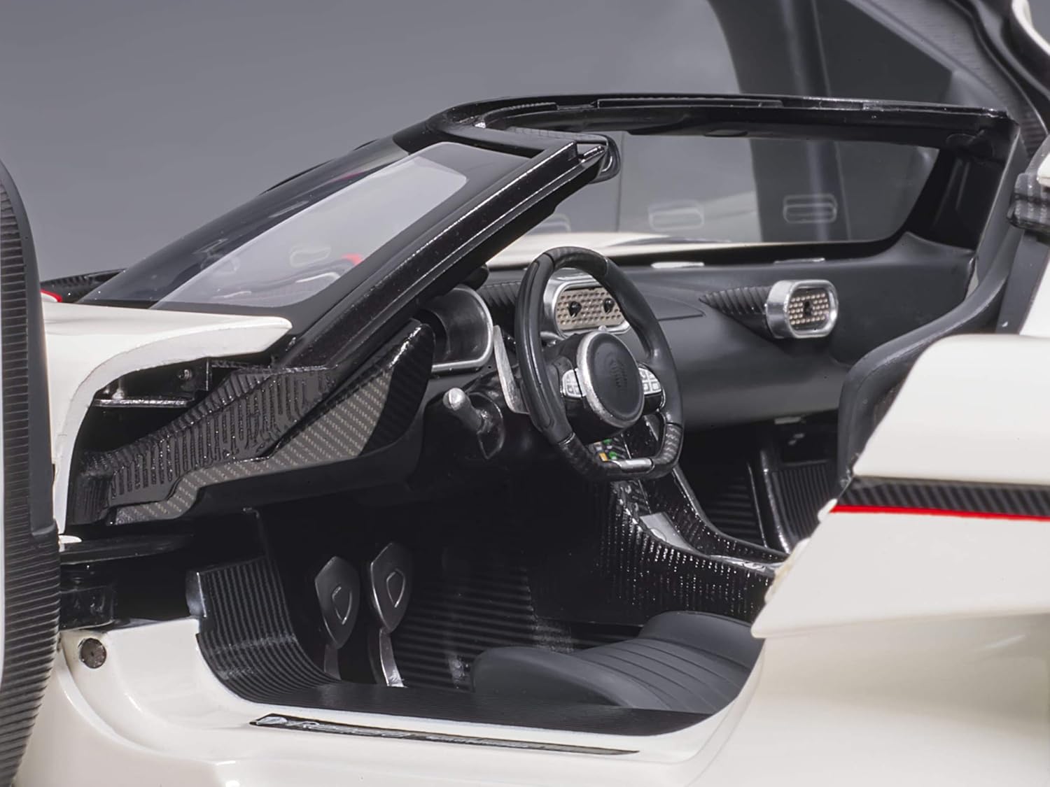 Koenigsegg Regera 79027 – Coche modelo 118 blanco con carbón negro y rayas rojas